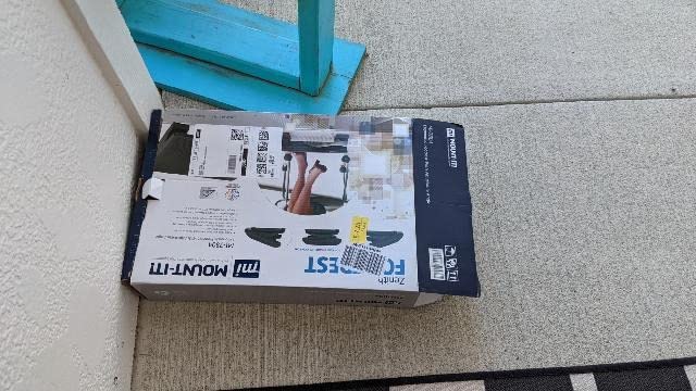 Mount-It! Ergonomic Footrest for Office or Home | Under Desk Tilting Footrest | Adjustable Desk Foot Rest with Massaging Surface and 3 Tilt Positions - Customer Photo 4