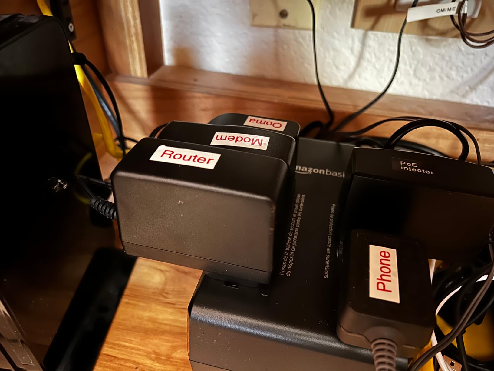 Amazon Basics UPS Battery Backup & Surge Protector 800VA/450W, 12 Outlets, Standby Uninterruptible Power Supply, for Power Outage Protection, Compact, Black Customer Review Amazon Basics UPS Battery Backup & Surge Protector 800VA/450W, 12 Outlets, Standby Uninterruptible Power Supply, for Power Outage Protection, Compact, Black - Customer Photo 1