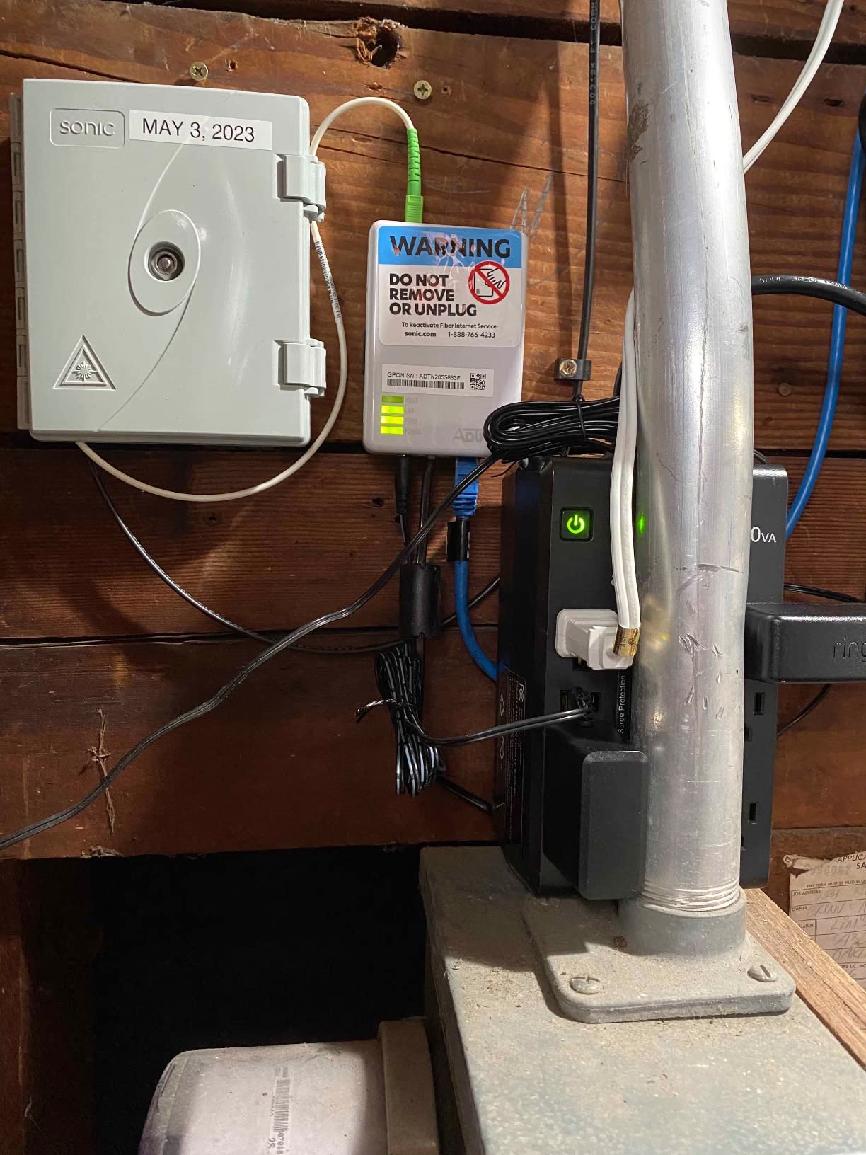 Amazon Basics UPS Battery Backup & Surge Protector 400VA/255W, 6 Outlets, Standby Uninterruptible Power Supply, for Power Outage Protection, Compact, Black Customer Review Amazon Basics UPS Battery Backup & Surge Protector 400VA/255W, 6 Outlets, Standby Uninterruptible Power Supply, for Power Outage Protection, Compact, Black - Customer Photo 2