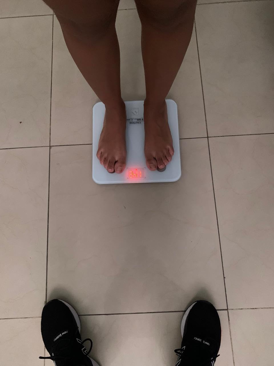 FITINDEX Smart Scale for Body Weight, Scale with BMI, Body Fat, Muscle Mass, Bluetooth,13 Body Composition Analyzer, Sync APP, Digital Bathroom, 400lb, White - Customer Photo 4