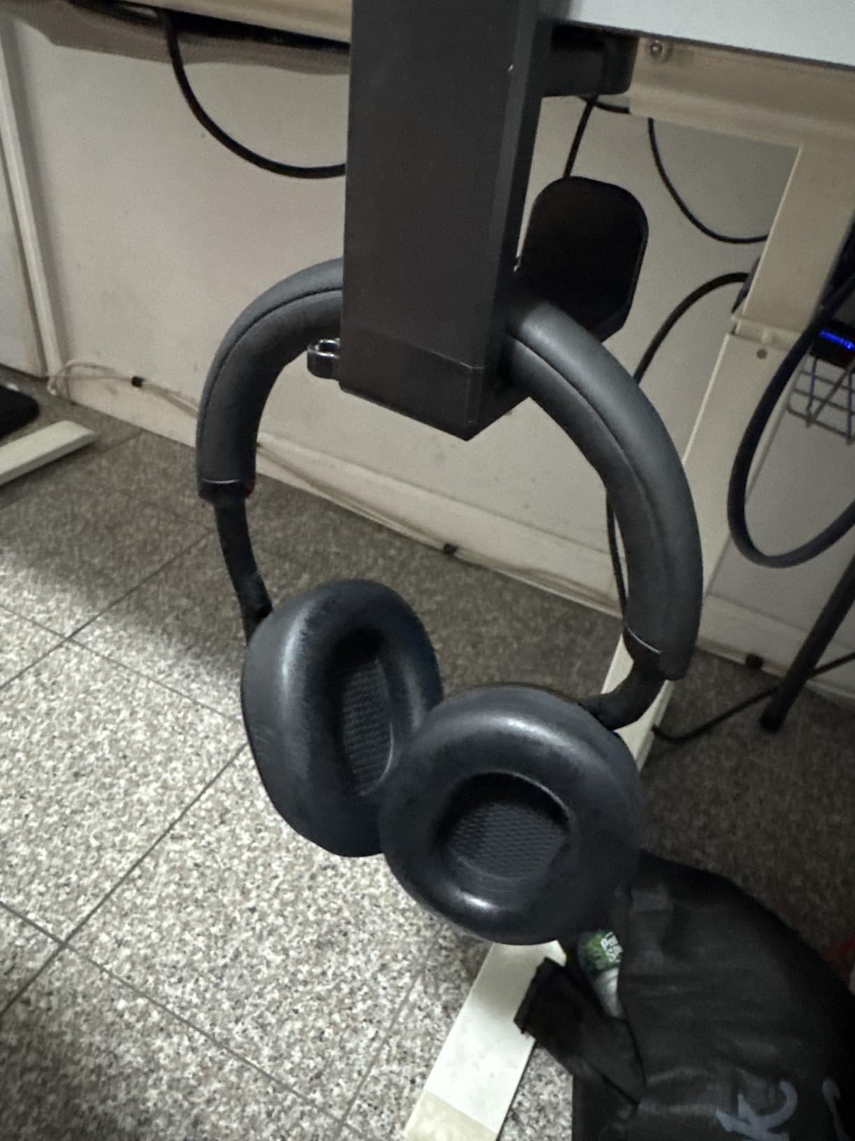 EURPMASK Rotating Headphone Stand - PC Gaming Headset Holder, Adjustable Clamp-on Under Desk Hanger With 360 Degree Swivel & Cable Clip Organizer - Black - Customer Photo 2