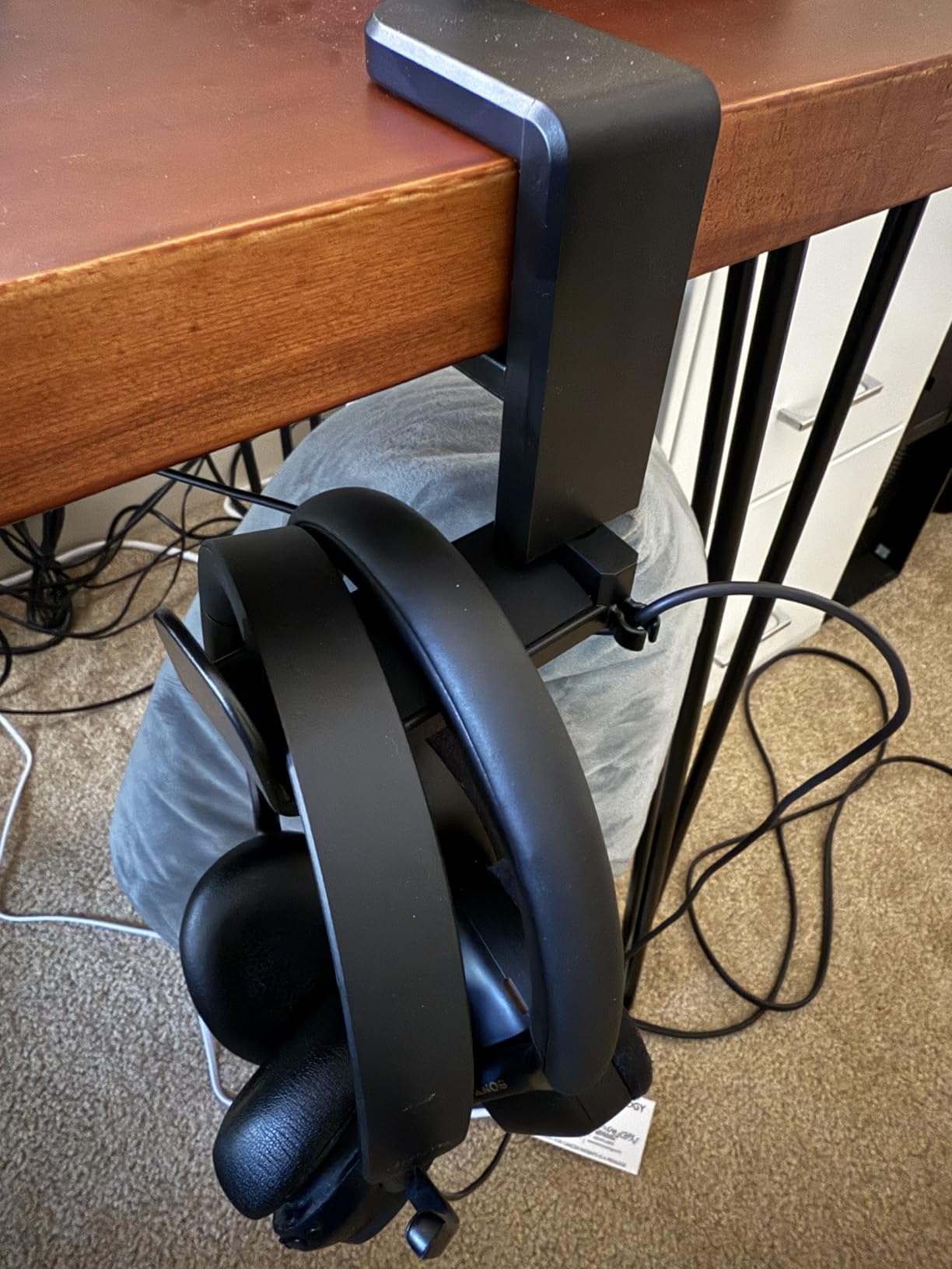 EURPMASK Rotating Headphone Stand - PC Gaming Headset Holder, Adjustable Clamp-on Under Desk Hanger With 360 Degree Swivel & Cable Clip Organizer - Black Customer Review EURPMASK Rotating Headphone Stand - PC Gaming Headset Holder, Adjustable Clamp-on Under Desk Hanger With 360 Degree Swivel & Cable Clip Organizer - Black - Customer Photo 4