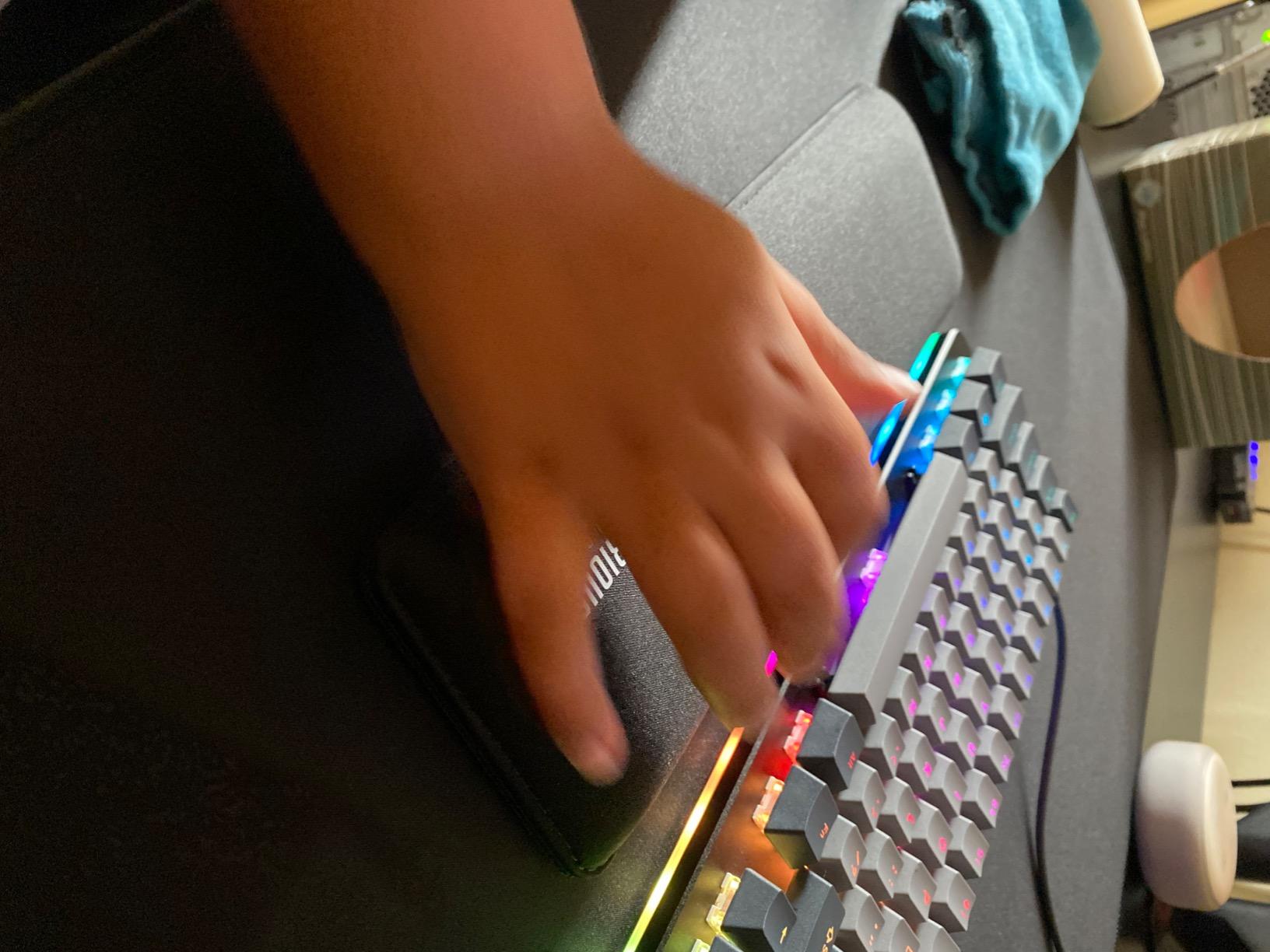 Glorious Wrist Pad/Rest - Compact - Black - Mechanical Keyboards, Stitched Edges, Ergonomic | 12x4 inches | 25mm/1in Thick (GWR-75) Compact (Black) Customer Review Glorious Wrist Pad/Rest - Compact - Black - Mechanical Keyboards, Stitched Edges, Ergonomic | 12x4 inches | 25mm/1in Thick (GWR-75) Compact (Black) - Customer Photo 4