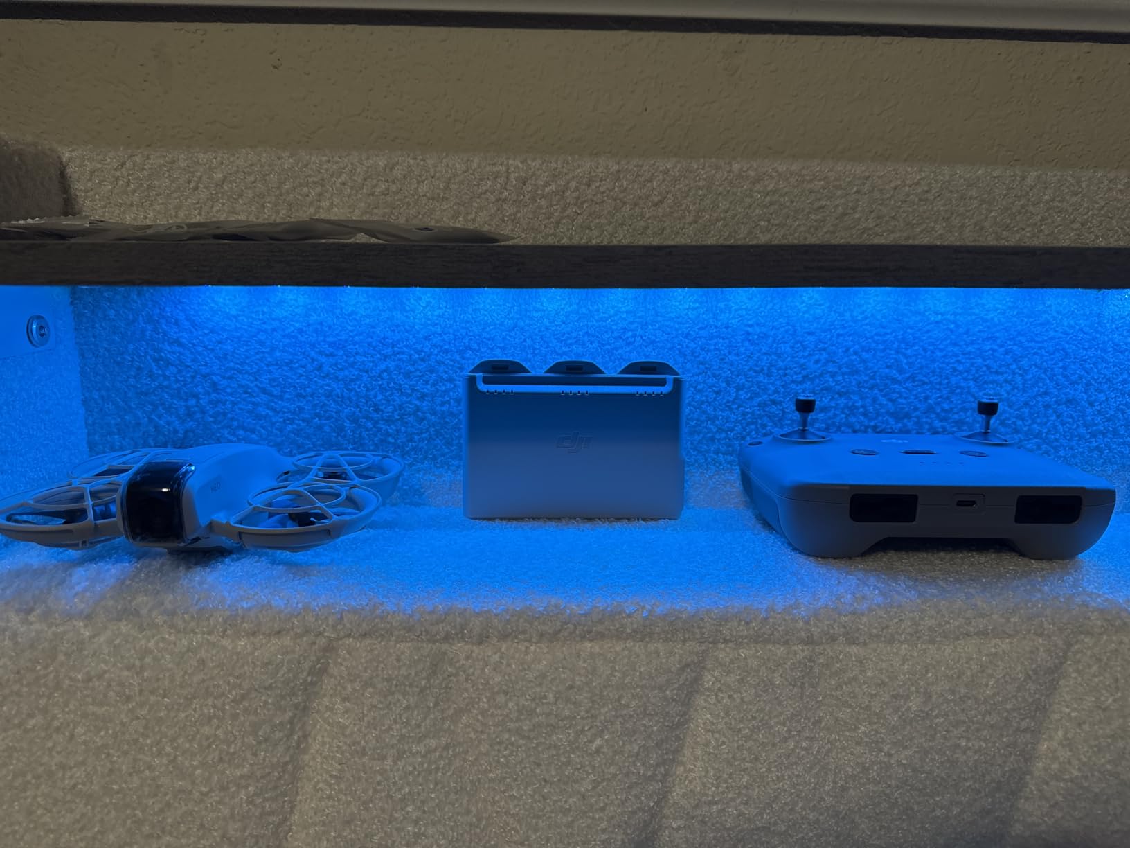 DJI Neo, Mini Drone with 4K UHD Camera for Adults, 135g Self Flying Drone that Follows You, Palm Takeoff, Subject Tracking, QuickShots, Stabilized Video, Built-In Propeller Guard (Controller-Free) - Customer Photo 1