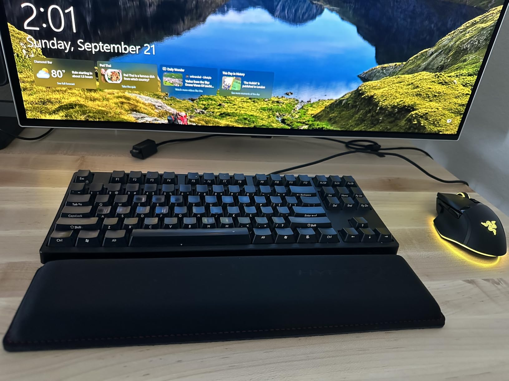 HyperX Wrist Rest - Full Sized - Cooling Gel - Memory Foam - Anti-Slip - Ergonomic - Keyboard Accessory, Black customer photo 1