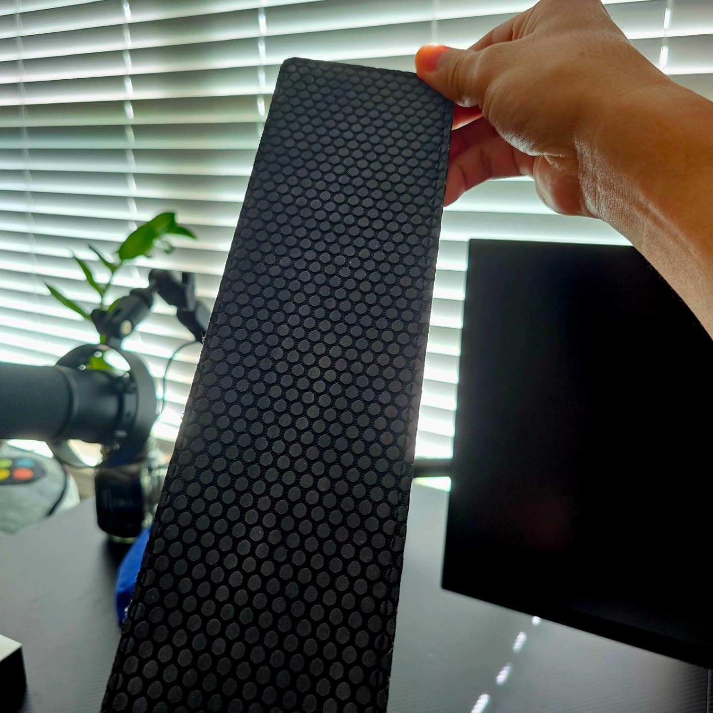 HyperX Wrist Rest - Full Sized - Cooling Gel - Memory Foam - Anti-Slip - Ergonomic - Keyboard Accessory, Black Customer Review HyperX Wrist Rest - Full Sized - Cooling Gel - Memory Foam - Anti-Slip - Ergonomic - Keyboard Accessory, Black - Customer Photo 3