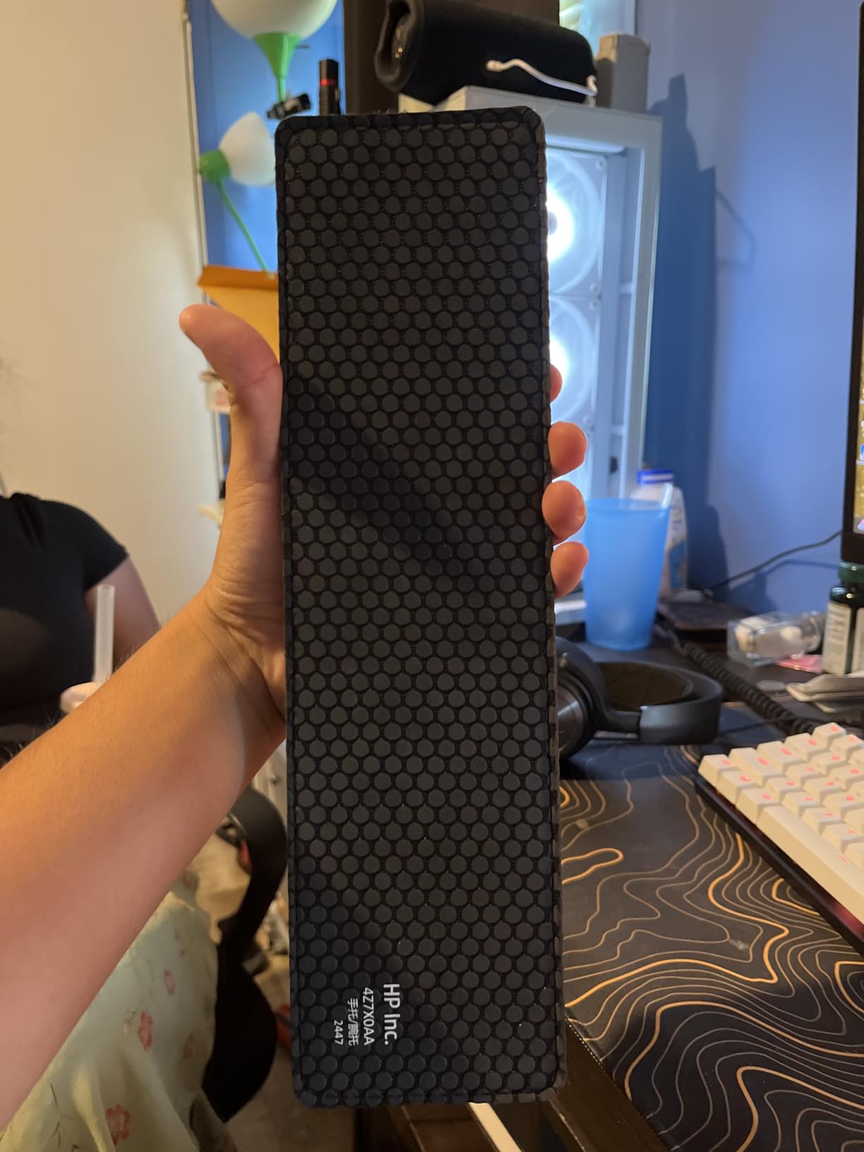 HyperX Wrist Rest - Full Sized - Cooling Gel - Memory Foam - Anti-Slip - Ergonomic - Keyboard Accessory, Black Customer Review HyperX Wrist Rest - Full Sized - Cooling Gel - Memory Foam - Anti-Slip - Ergonomic - Keyboard Accessory, Black - Customer Photo 4