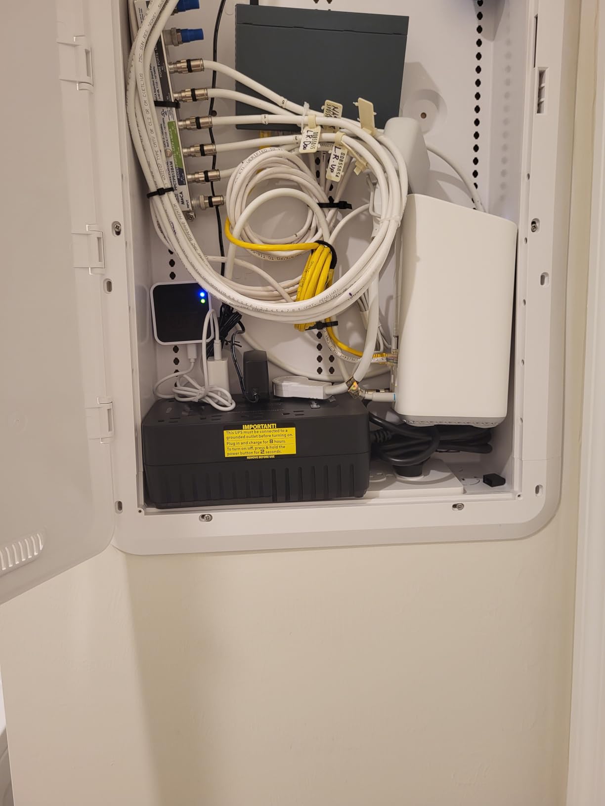 CyberPower ST425 Standby UPS Battery Backup and Surge Protector, 425VA/260W, 8 Outlets, Compact, UL Certified Customer Review CyberPower ST425 Standby UPS Battery Backup and Surge Protector, 425VA/260W, 8 Outlets, Compact, UL Certified - Customer Photo 2