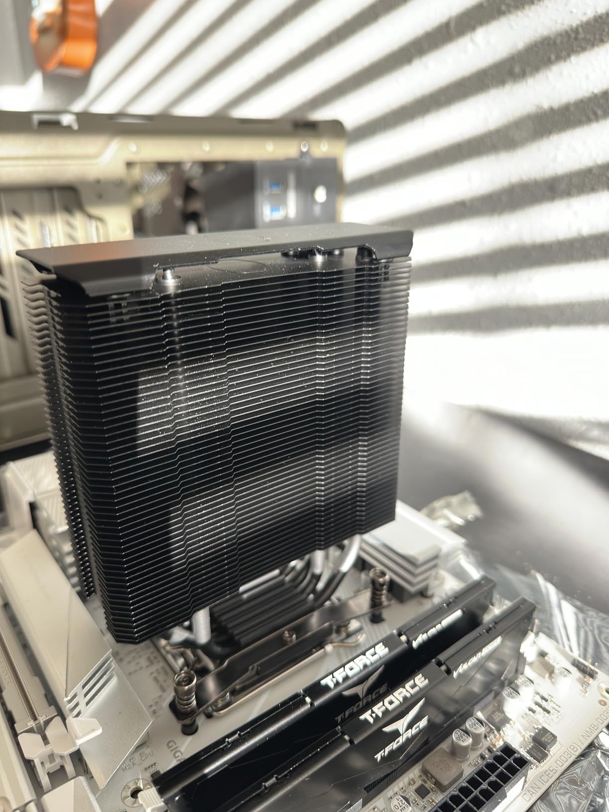 Cooler Master Hyper 212 Black CPU Air Cooler, SickleFlow 120 Edge PWM Fan, Aluminum Top Cover, 4 Copper Heat Pipes, 152mm Tall, AMD Ryzen AM5/AM4, Intel LGA 1851/1700/1200 Brackets - Customer Photo 4