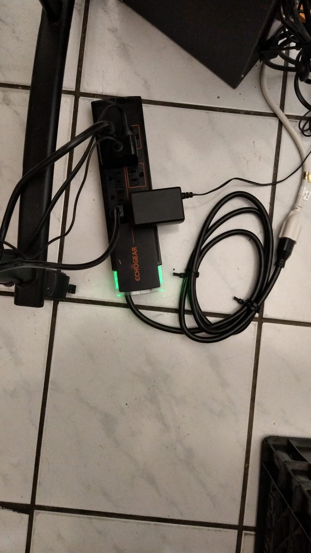 ECHOGEAR ShockBlocker 8 Outlet Surge Protector Power Strip - Slim Design Can Power & Protect Your Entire TV, Office, Or Gaming Setup - Advanced Surge Suppressor with 3420 Joules of Protection Customer Review ECHOGEAR ShockBlocker 8 Outlet Surge Protector Power Strip - Slim Design Can Power & Protect Your Entire TV, Office, Or Gaming Setup - Advanced Surge Suppressor with 3420 Joules of Protection - Customer Photo 2