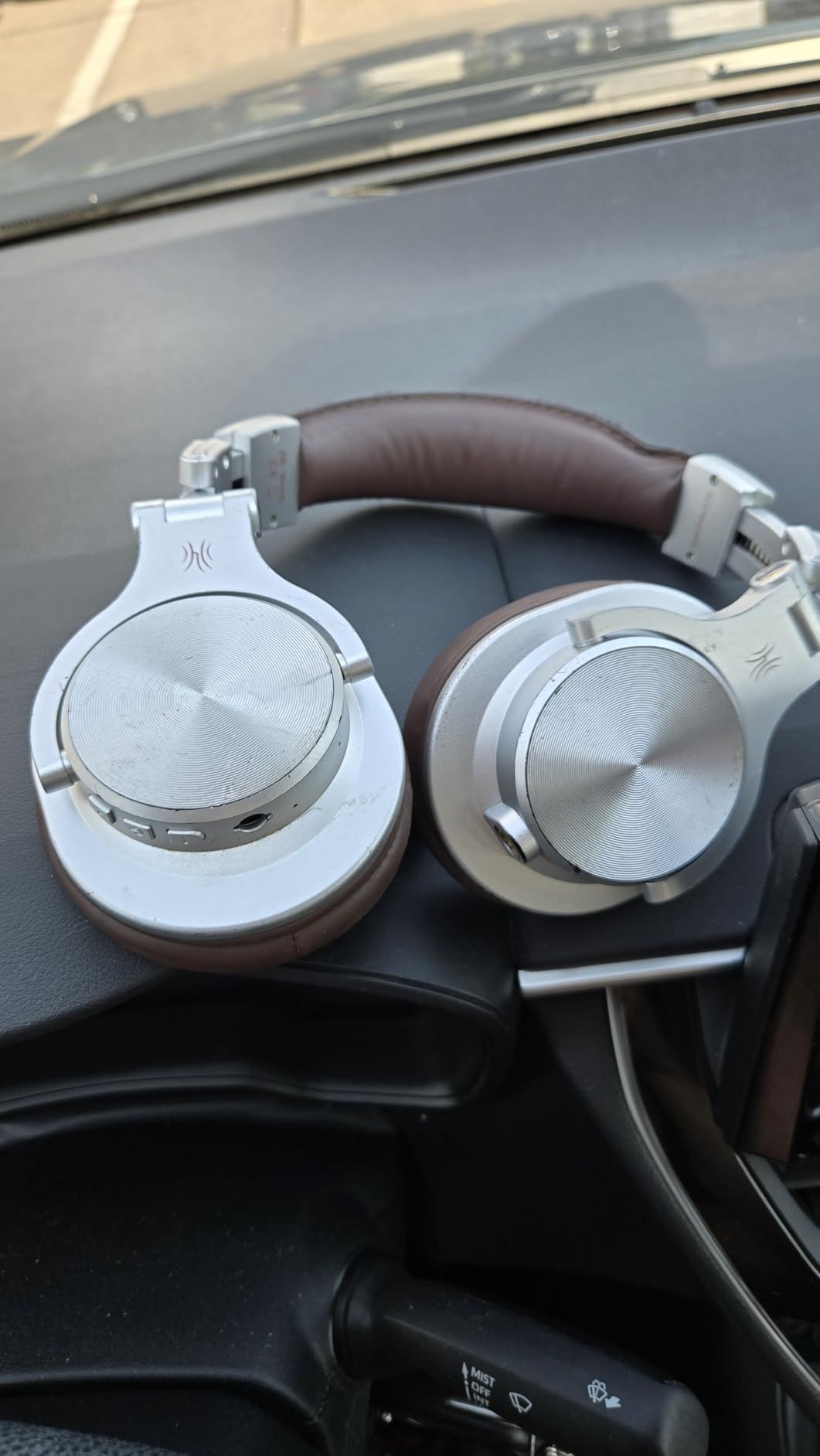 OneOdio A70 Bluetooth Over Ear Headphones, Wireless Headphones with 72H Playtime, Hi-Res, Built-in Mic, 3.5mm/6.35mm Wired Audio Jack for Studio Monitor & Mixing DJ Guitar AMP, Computer Laptop PC - Customer Photo 2