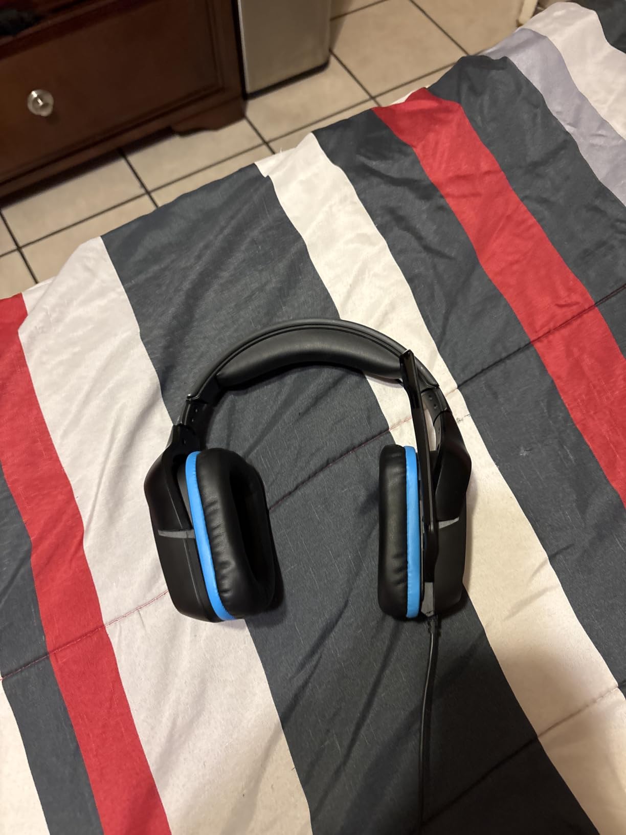 Logitech G432 Wired Gaming Headset, 7.1 Surround Sound, DTS Headphone:X 2.0, Flip-to-Mute Mic, PC (Leatherette) Black/Blue - Customer Photo 1