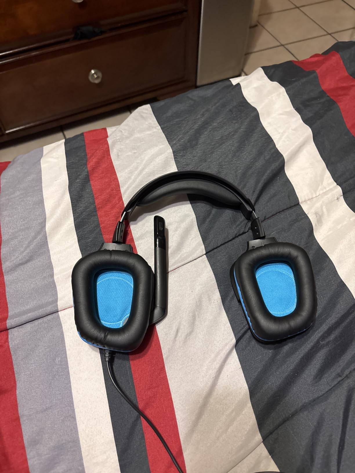 Logitech G432 Wired Gaming Headset, 7.1 Surround Sound, DTS Headphone:X 2.0, Flip-to-Mute Mic, PC (Leatherette) Black/Blue - Customer Photo 4