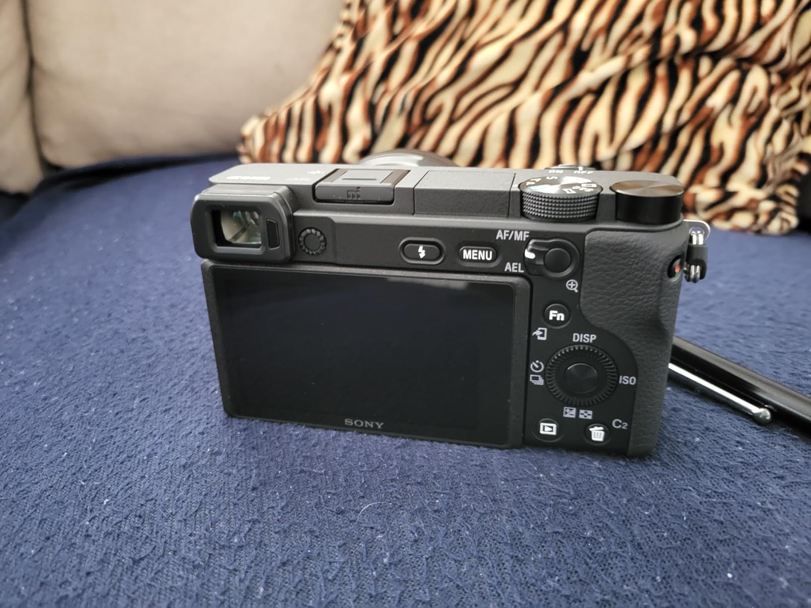 Sony Alpha a6400 Mirrorless Camera: Compact APS-C Interchangeable Lens Digital Camera with Real-Time Eye Auto Focus, 4K Video, Flip Screen & 16-50mm Lens - E Mount Compatible - ILCE-6400L/B, Black - Customer Photo 2