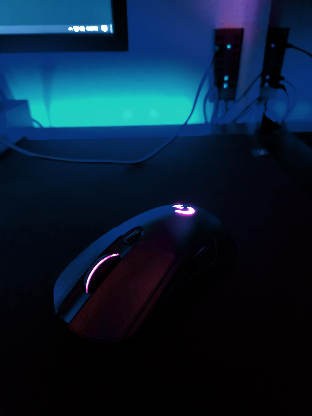 Logitech G703 Lightspeed Wireless Gaming Mouse W/Hero 25K Sensor, PowerPlay Compatible, Lightsync RGB, Lightweight 95G+10G Optional, 100-25, 600 DPI, Rubber Side Grips - Black - Customer Photo 1