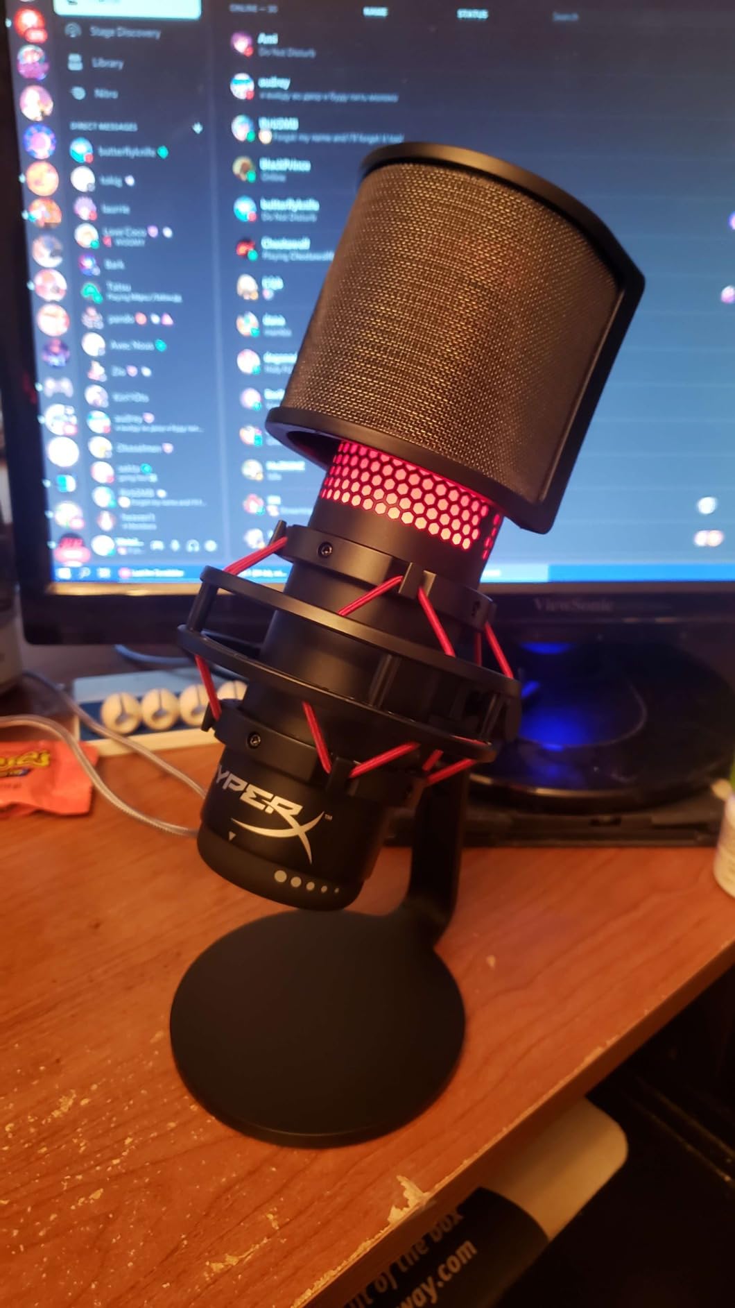HyperX QuadCast - USB Condenser Gaming Microphone, for PC, PS4, PS5 and Mac, Anti-Vibration Shock Mount, Four Polar Patterns, Pop Filter, Gain Control, Podcasts, Twitch, YouTube, Discord, Red LED Customer Review HyperX QuadCast - USB Condenser Gaming Microphone, for PC, PS4, PS5 and Mac, Anti-Vibration Shock Mount, Four Polar Patterns, Pop Filter, Gain Control, Podcasts, Twitch, YouTube, Discord, Red LED - Customer Photo 1