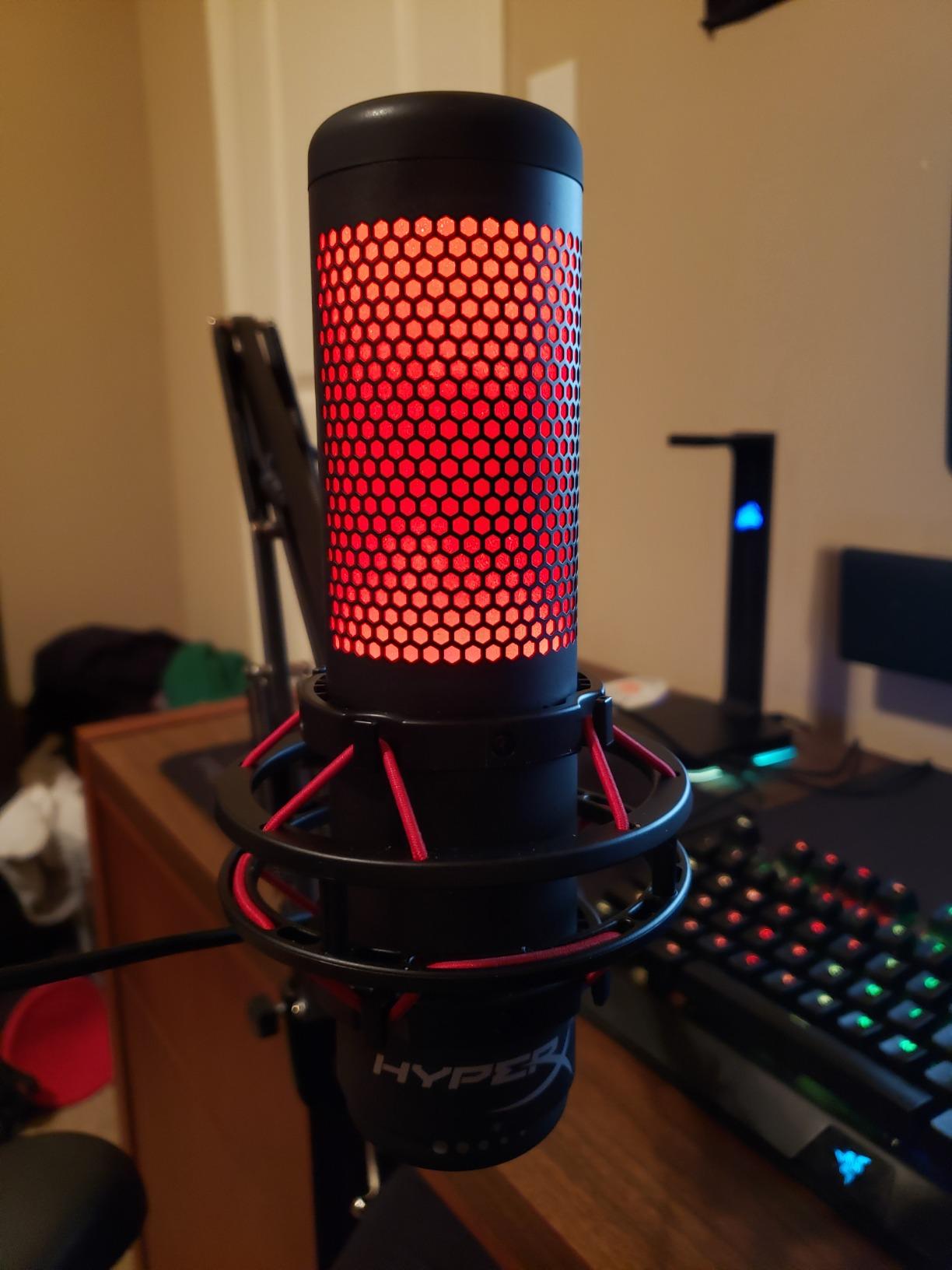 HyperX QuadCast - USB Condenser Gaming Microphone, for PC, PS4, PS5 and Mac, Anti-Vibration Shock Mount, Four Polar Patterns, Pop Filter, Gain Control, Podcasts, Twitch, YouTube, Discord, Red LED - Customer Photo 2