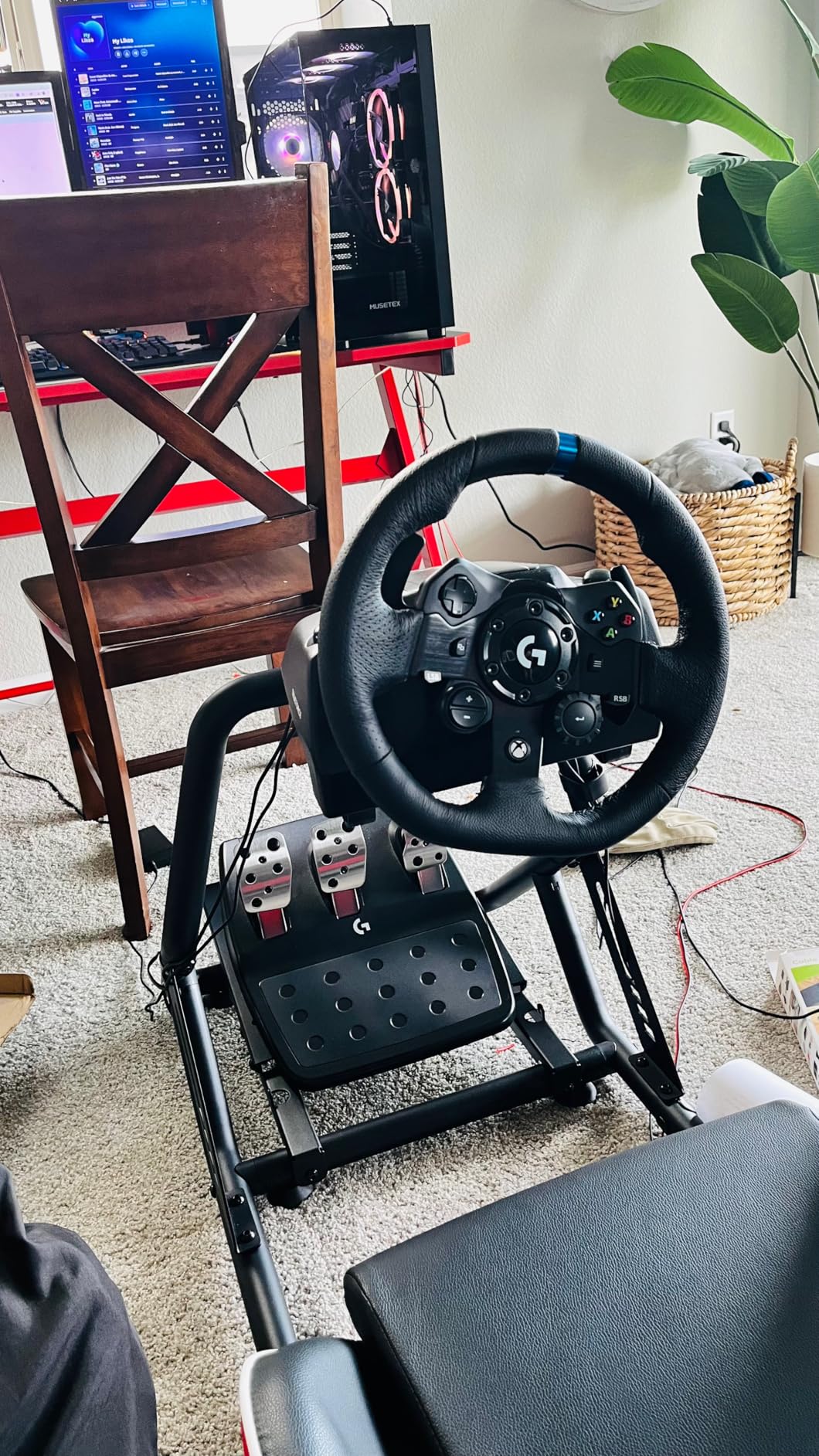 Logitech G923 Racing Wheel and Pedals, TRUEFORCE up to 1000 Hz Force Feedback, Gaming Steering Wheel PS5, PS4, PC, Mac, Genuine Leather- Black - Customer Photo 2