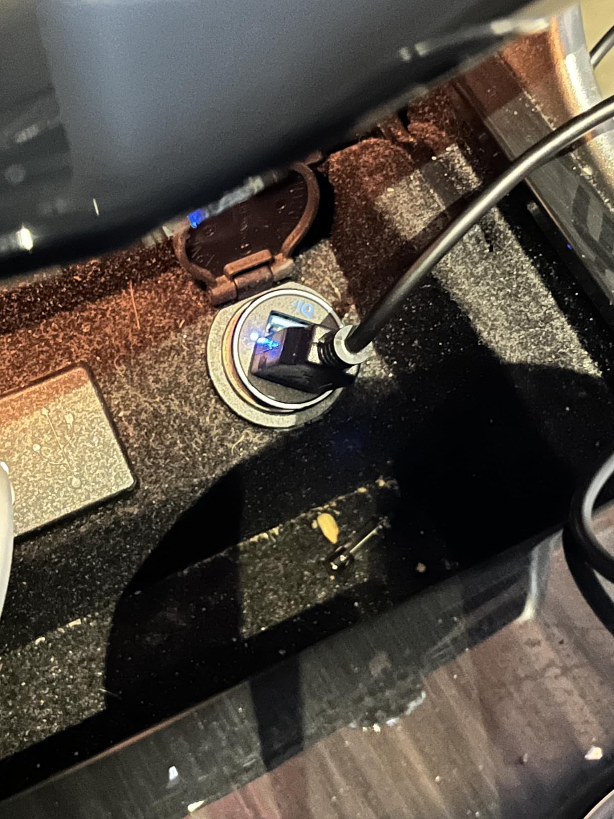 Anker 320 Car Charger (24W II), Mini Aluminum Alloy Dual USB with Blue LED for iPhone16 15 14 13 12 Series, iPad Pro/Air 2/Mini, Galaxy and More - Not Compatible with Quick Charge (Black) - Customer Photo 1