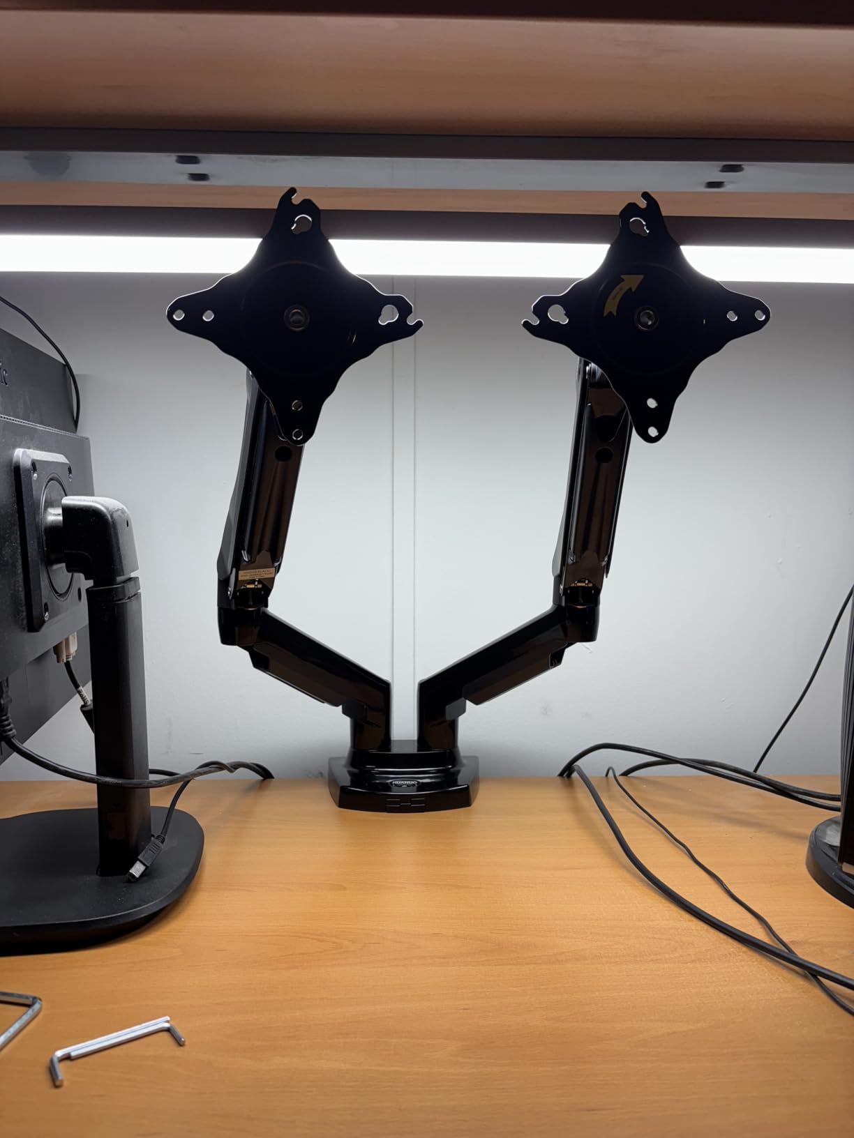 HUANUO Dual Monitor Stand - Full Adjustable Monitor Desk Mount Swivel Vesa Bracket with C Clamp, Grommet Mounting Base for 13 to 32 Inch Computer Screens - Each Arm Holds 4.4 to 19.8lbs - Customer Photo 1
