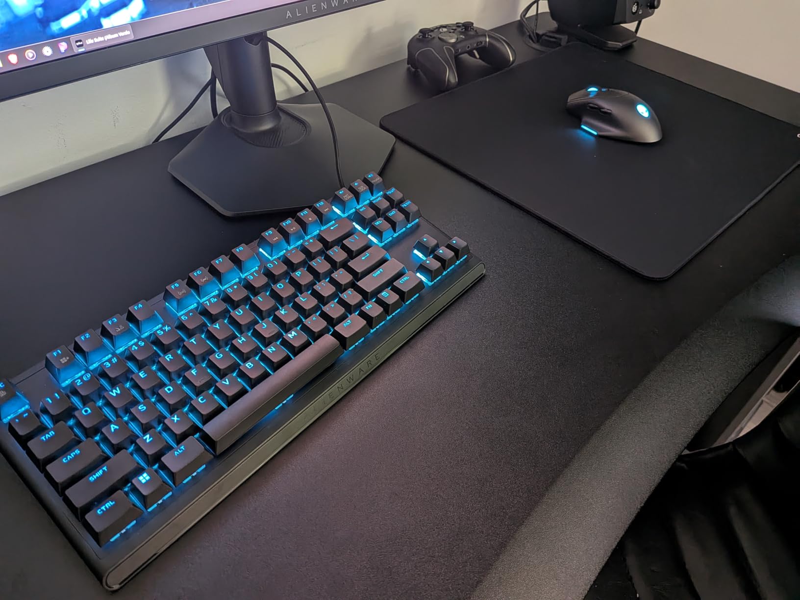 Alienware Low-Profile RGB Gaming Keyboard AW510K, AlienFx Per Key RGB LED Color Backlighting, Media CONTROLS & USB Passthrough, Cherry MX Low Profile Red Switches - Customer Photo 1
