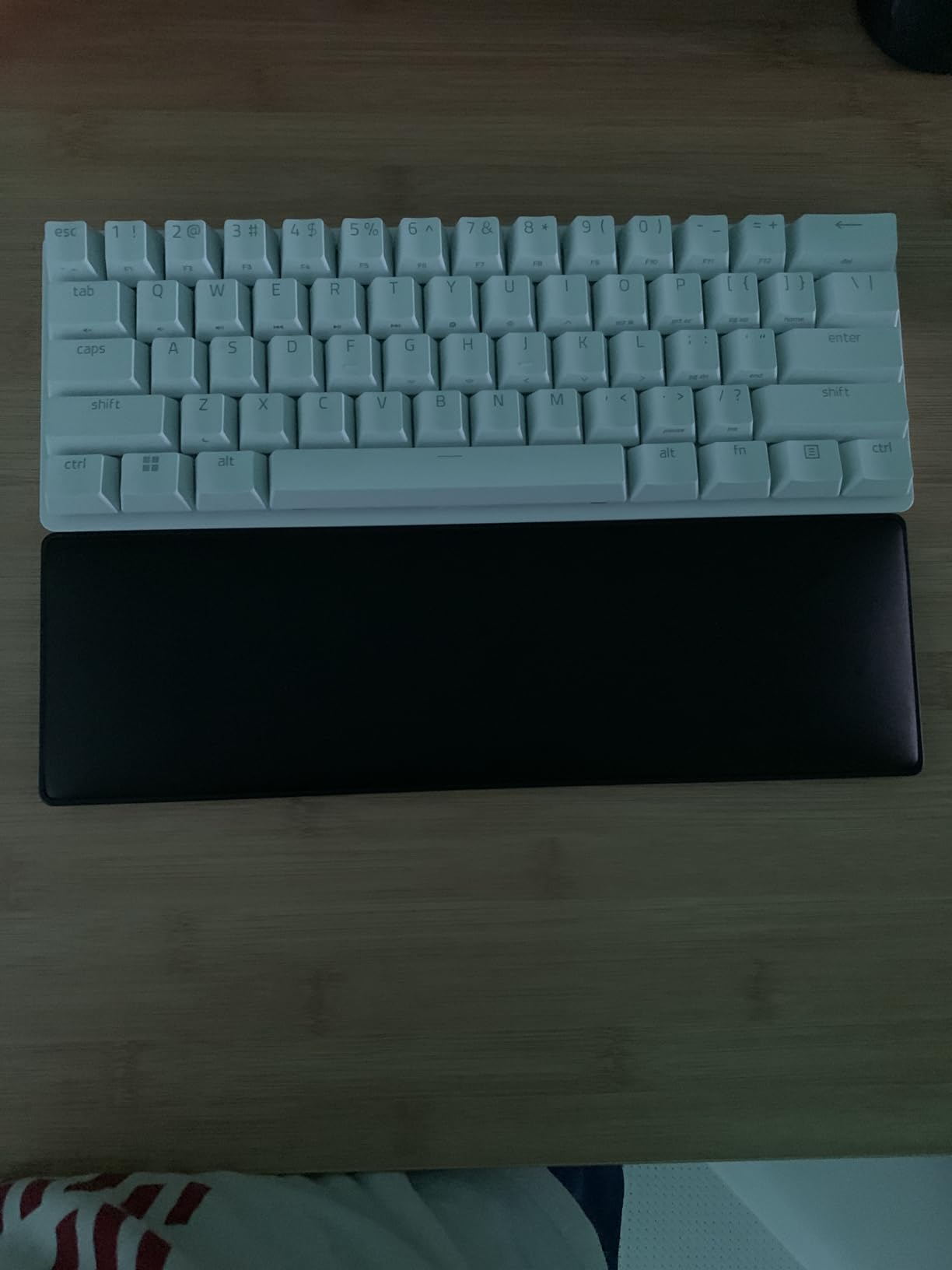 Razer Ergonomic Wrist Rest for Full-Sized Keyboards: Anti-Slip Rubber Base - Angled Incline - Classic Black Customer Review Razer Ergonomic Wrist Rest for Full-Sized Keyboards: Anti-Slip Rubber Base - Angled Incline - Classic Black - Customer Photo 4