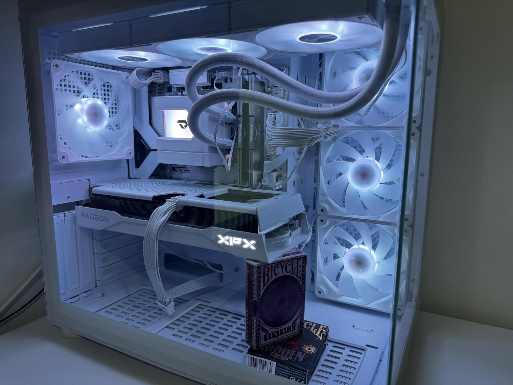 GIGABYTE B650 Eagle AX AM5 LGA 1718 AMD B650 ATX, DDR5 Triple M.2, PCIe 5.0, USB 3.2 Gen2x2 Type-C, AMD Wi-Fi 6E, Realtek GbE LAN - Customer Photo 1