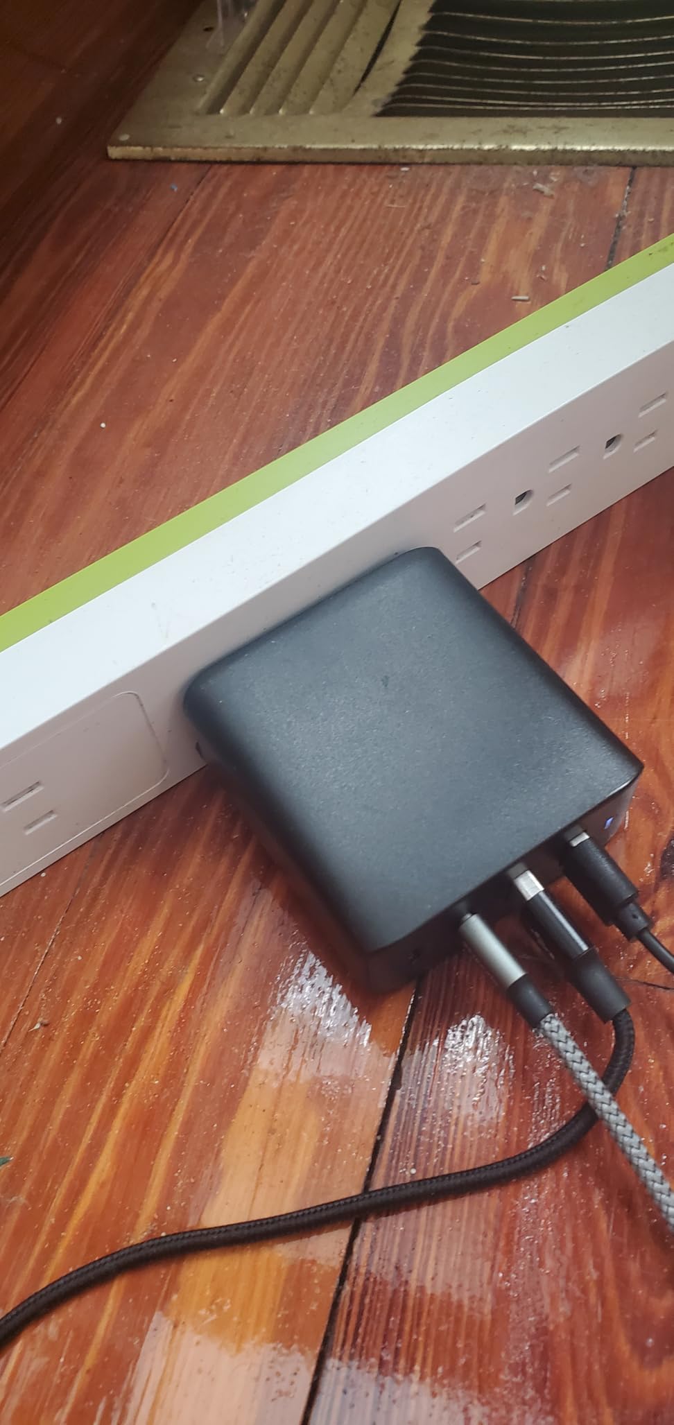 Amazon Basics 100W Four-Port GaN Wall Charger w/ 2 USB-C (100W,18W) & 2 USB-A Ports (12W) w/PD for Laptops, Tablets & Phones (iPhone 16/15/14/13/12/11/X, iPad, Mac, Samsung, and More), Non-PPS, Black - Customer Photo 4