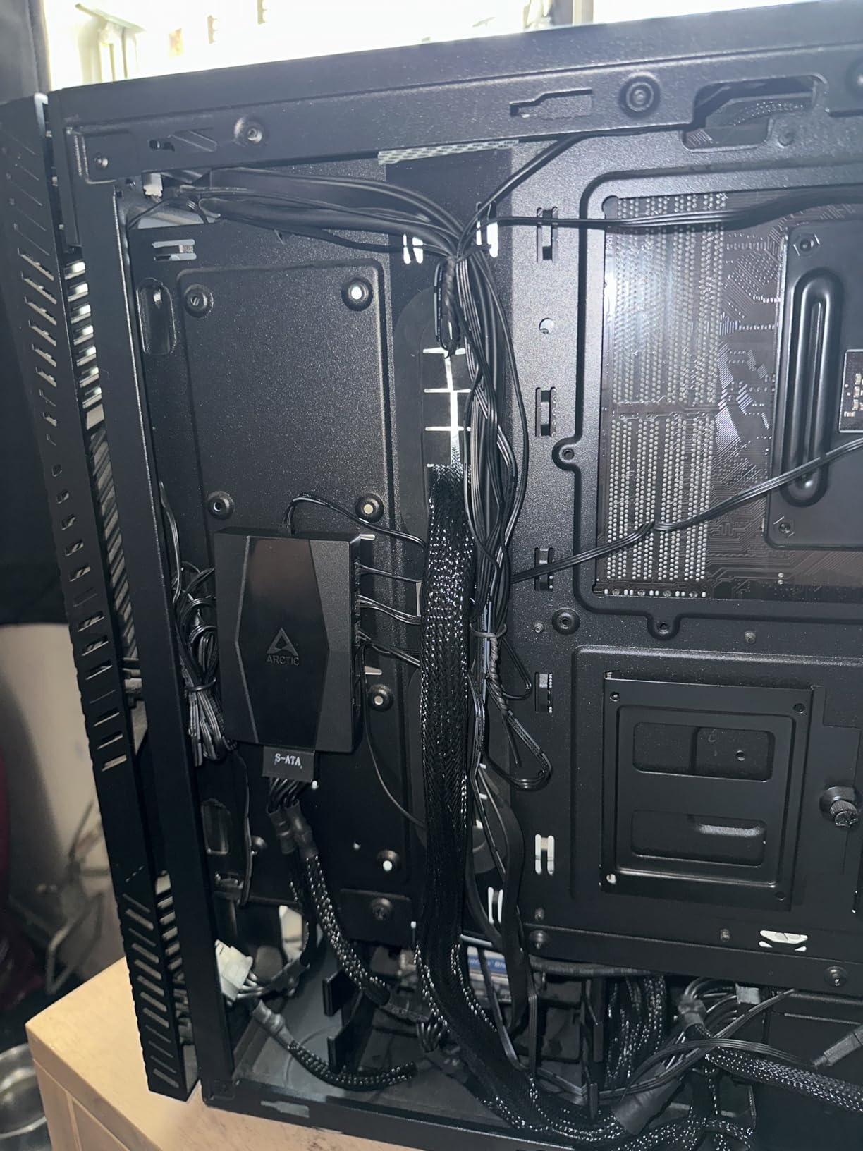 ARCTIC Case Fan Hub - 10-fold PWM Fan Distributor with SATA Power - Black customer photo 1