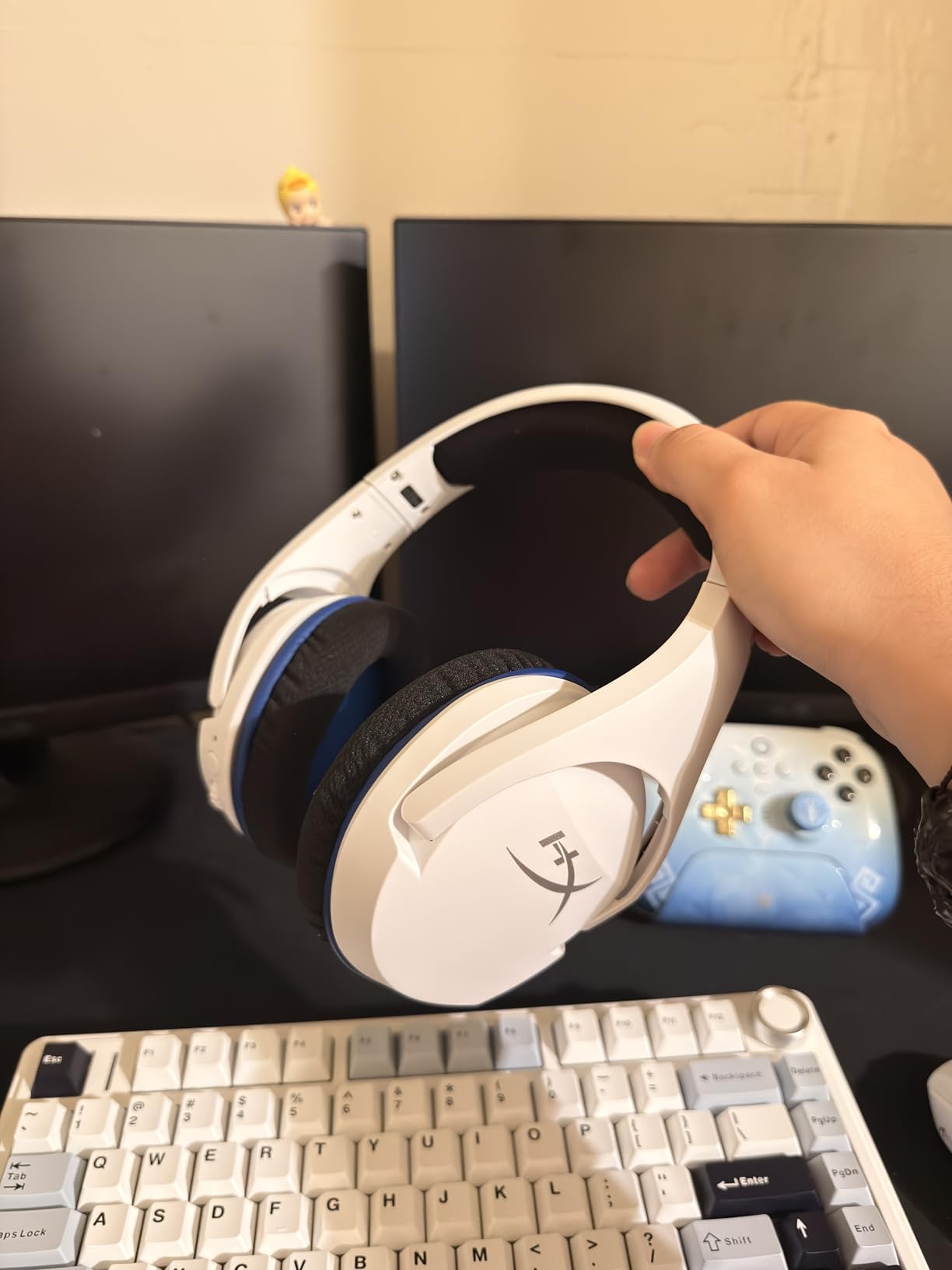 HyperX HHSS1C-KB-WT/G Cloud Stinger Core – Wireless Gaming Headset, for PS4, PS5, PC, Lightweight, Durable Steel Sliders, Noise-Cancelling Microphone - White Customer Review HyperX HHSS1C-KB-WT/G Cloud Stinger Core – Wireless Gaming Headset, for PS4, PS5, PC, Lightweight, Durable Steel Sliders, Noise-Cancelling Microphone - White - Customer Photo 2