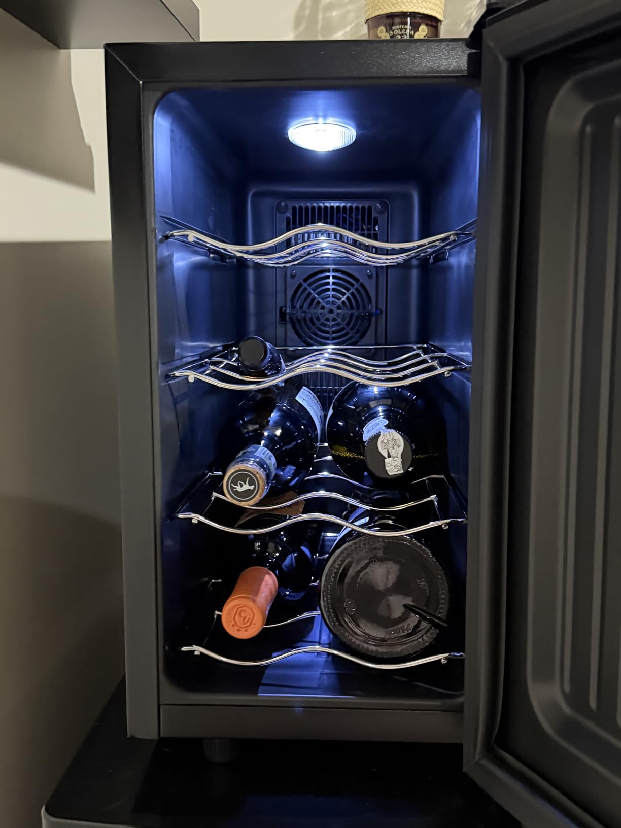 BLACK+DECKER BD60026 Wine Cellar with LED Display (8-Bottle Capacity) - Customer Photo 2