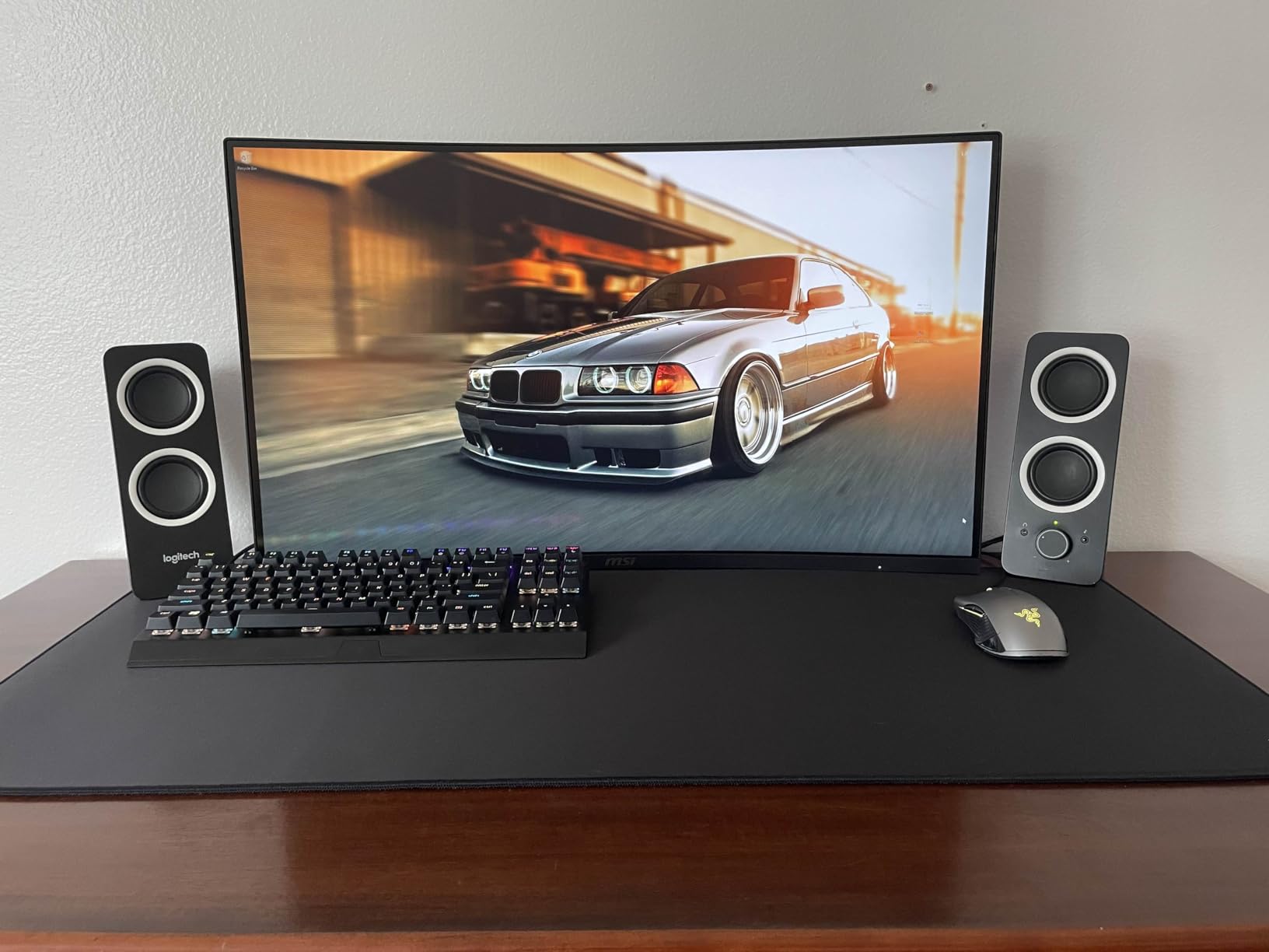 Corsair MM350 PRO Premium Spill-Proof Cloth Gaming Mouse Pad – Extended XL - Black Customer Review Corsair MM350 PRO Premium Spill-Proof Cloth Gaming Mouse Pad – Extended XL - Black - Customer Photo 1