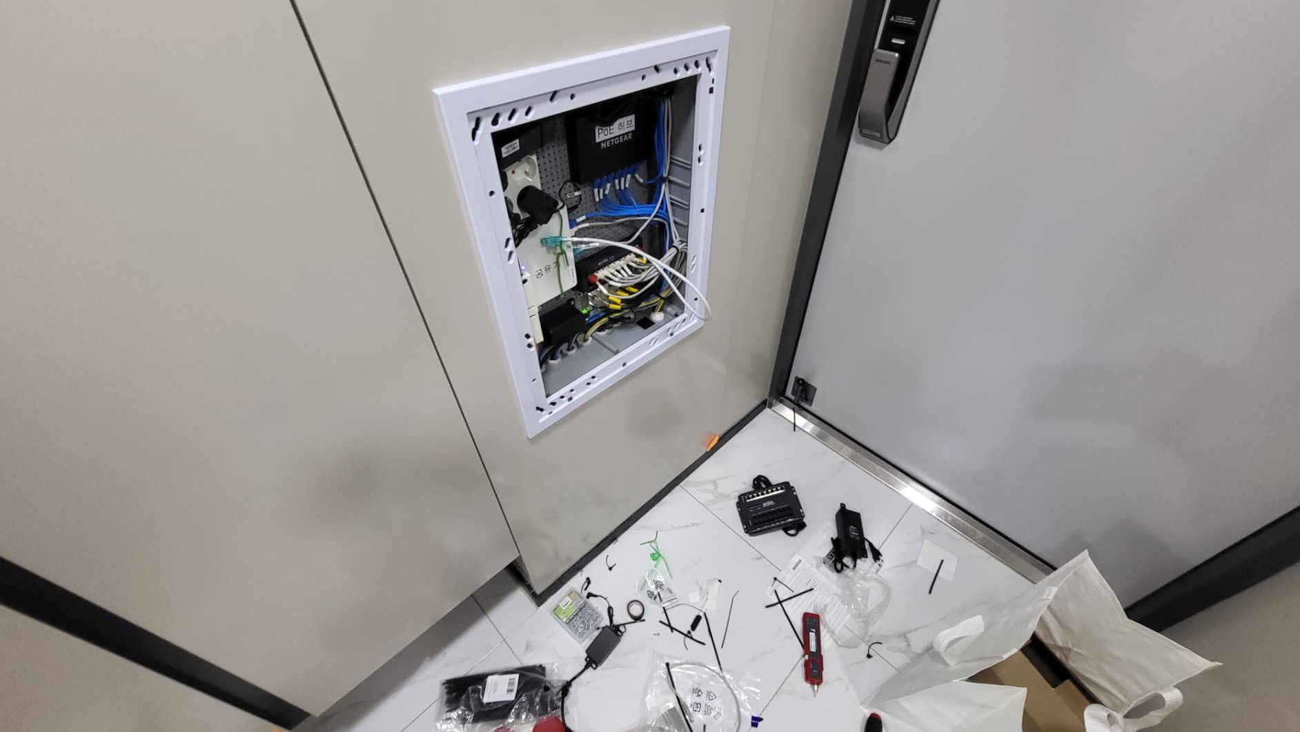 NETGEAR 8 Port PoE Gigabit Ethernet Easy Smart Managed Essentials Switch (GS308EP) - with 8 x PoE+ @ 62W, Desktop or Wall Mount - Customer Photo 2