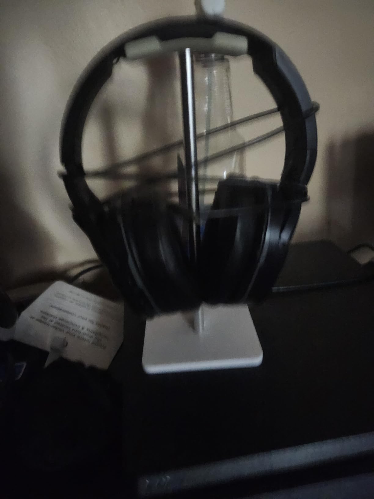 Headphone Stand, Universal Aluminum Metal Holder for AirPods Max, HyperX Cloud II, Xbox One, Turtle Beach, Sennheiser, Sony, Bose, Beats PC Gaming Headset Display & Bluetooth Headphones (Black) Customer Review Headphone Stand, Universal Aluminum Metal Holder for AirPods Max, HyperX Cloud II, Xbox One, Turtle Beach, Sennheiser, Sony, Bose, Beats PC Gaming Headset Display & Bluetooth Headphones (Black) - Customer Photo 1