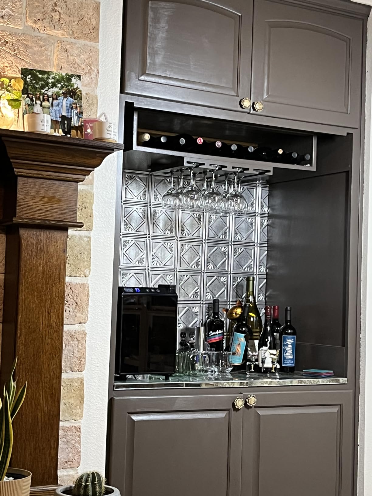 BLACK+DECKER Wine Fridge 12 Bottles, Thermoelectric Wine Cooler Refrigerator with Mirrored Front, Freestanding 12 Bottle Wine Fridge, BD60336 - Customer Photo 4