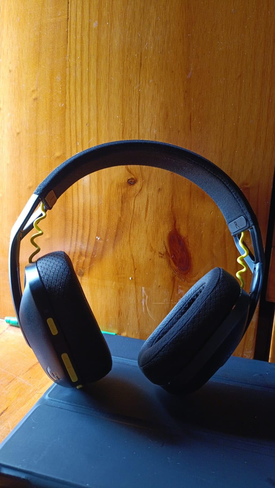 Logitech G435 LIGHTSPEED and Bluetooth Wireless Gaming Headset - Lightweight over-ear headphones, built-in mics, 18h battery, compatible with Dolby Atmos, PC, Mobile - Black - Customer Photo 1