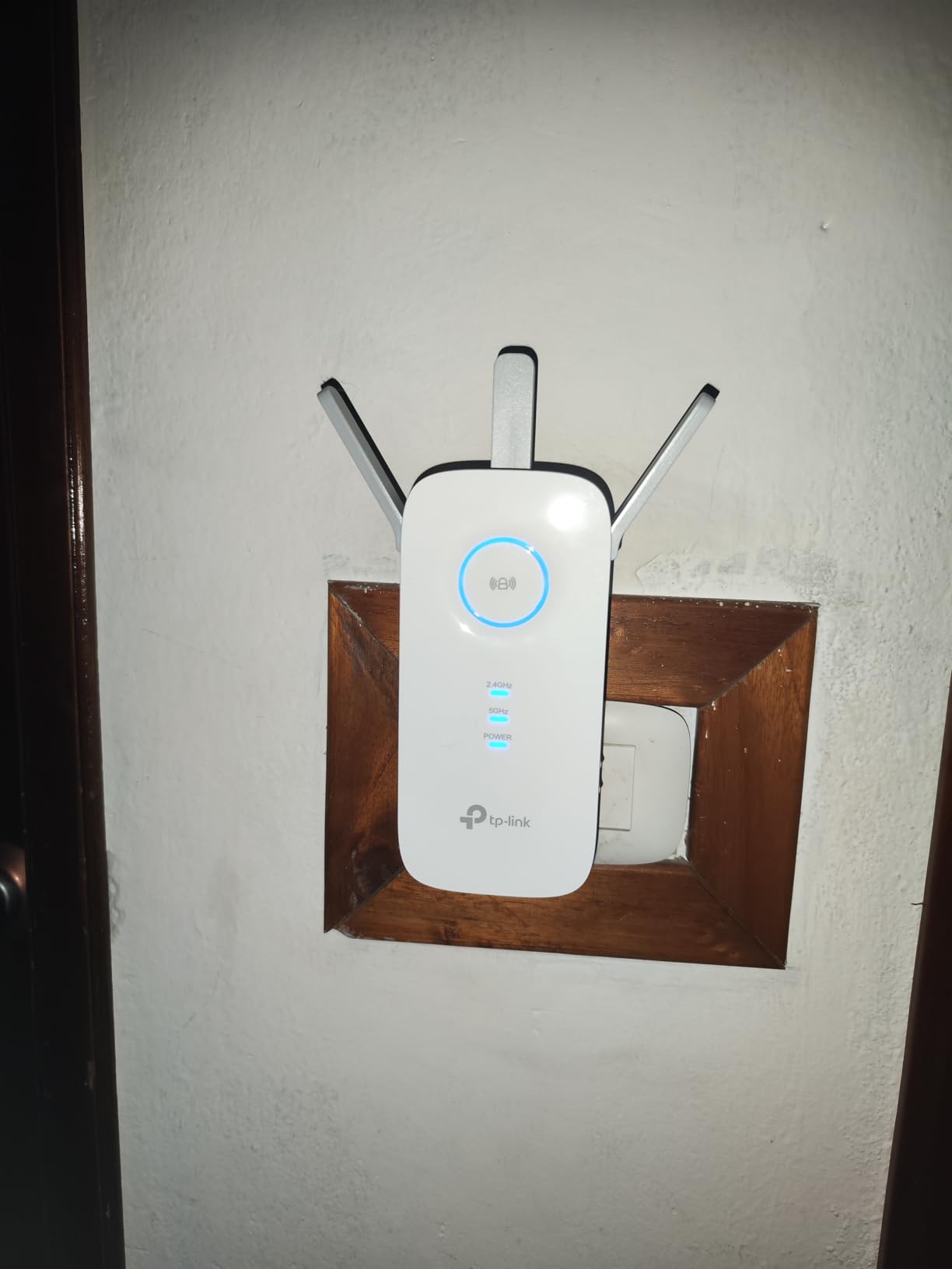 TP-Link AC1900 WiFi Range Extender RE550 | Dual-Band Wireless Repeater Amplifier w/Gigabit Ethernet Port | Up to 2200 Sq. Ft., 32 Devices | Internet Signal Booster | APP Setup | EasyMesh Compatible - Customer Photo 3