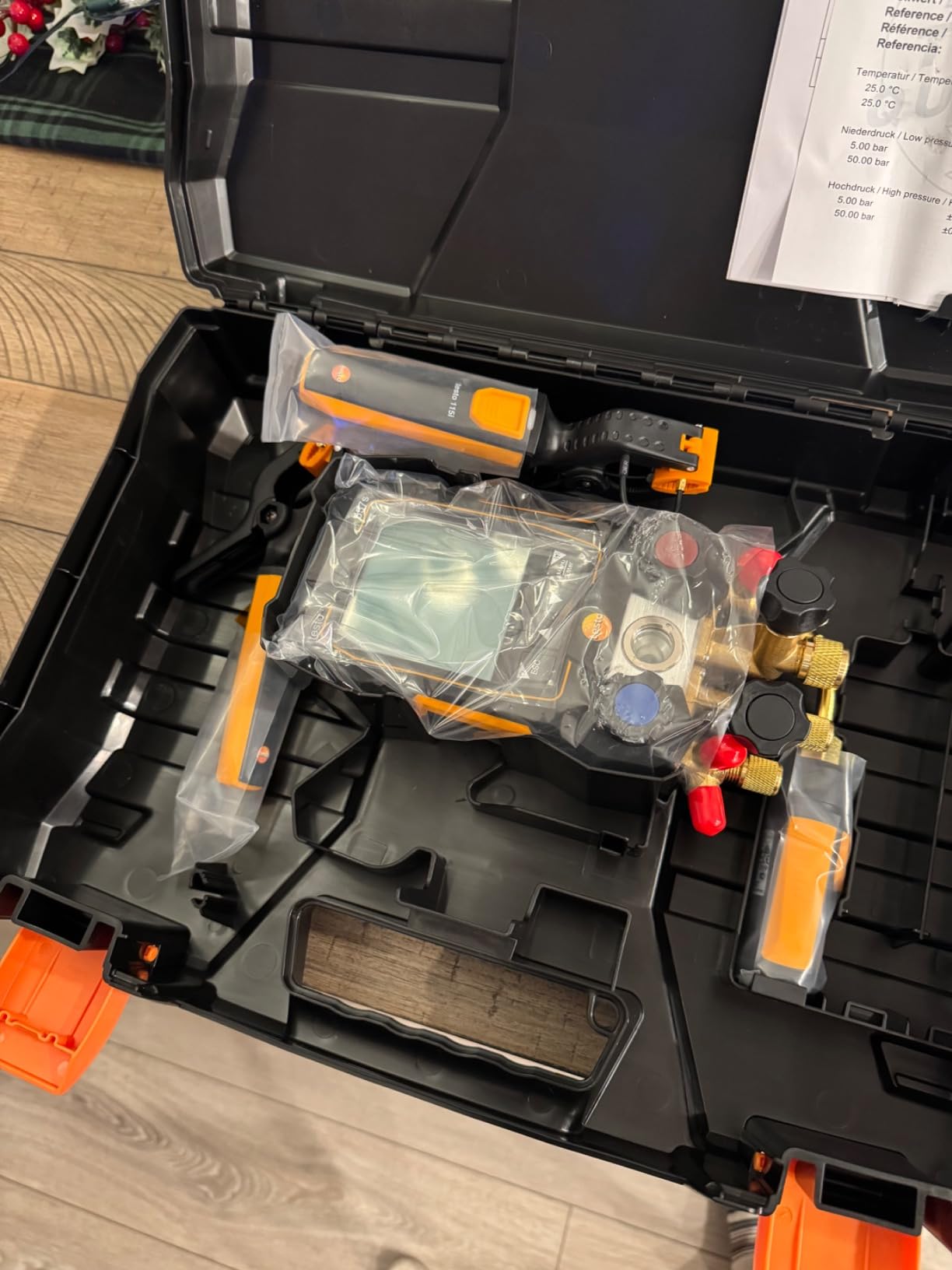 Testo 557s AC Manifold Gauge Set – AC Recharge Kit with 2 x 115i Pipe Clamp Thermometer, 1 x 552i Micron Gauge - Set with Bluetooth - Customer Photo 5