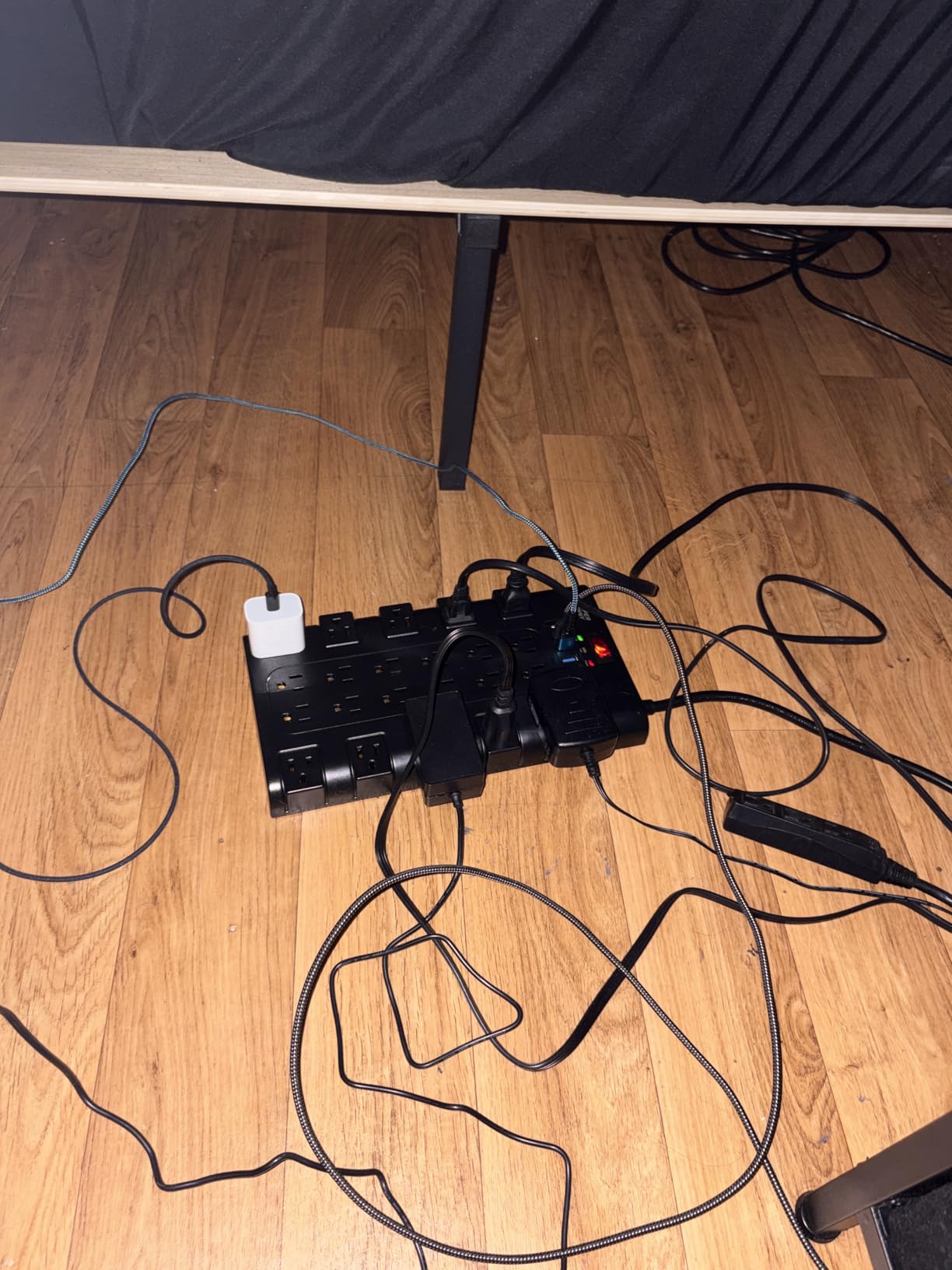 Power Strip, SUPERDANNY Surge Protector with 22 AC Outlets and 6 USB Charging Ports, 1875W/15A, 2100 Joules, 6.5Ft Flat Plug Heavy Duty Extension Cord for Home, Office, Dorm, Gaming Room, Black - Customer Photo 5