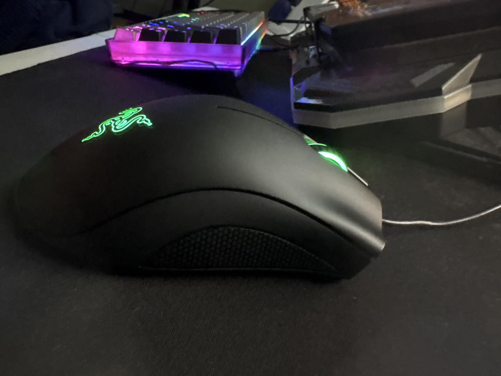 Razer DeathAdder Essential Gaming Mouse: 6400 DPI Optical Sensor - 5 Programmable Buttons - Mechanical Switches - Rubber Side Grips - Classic Black - Customer Photo 2
