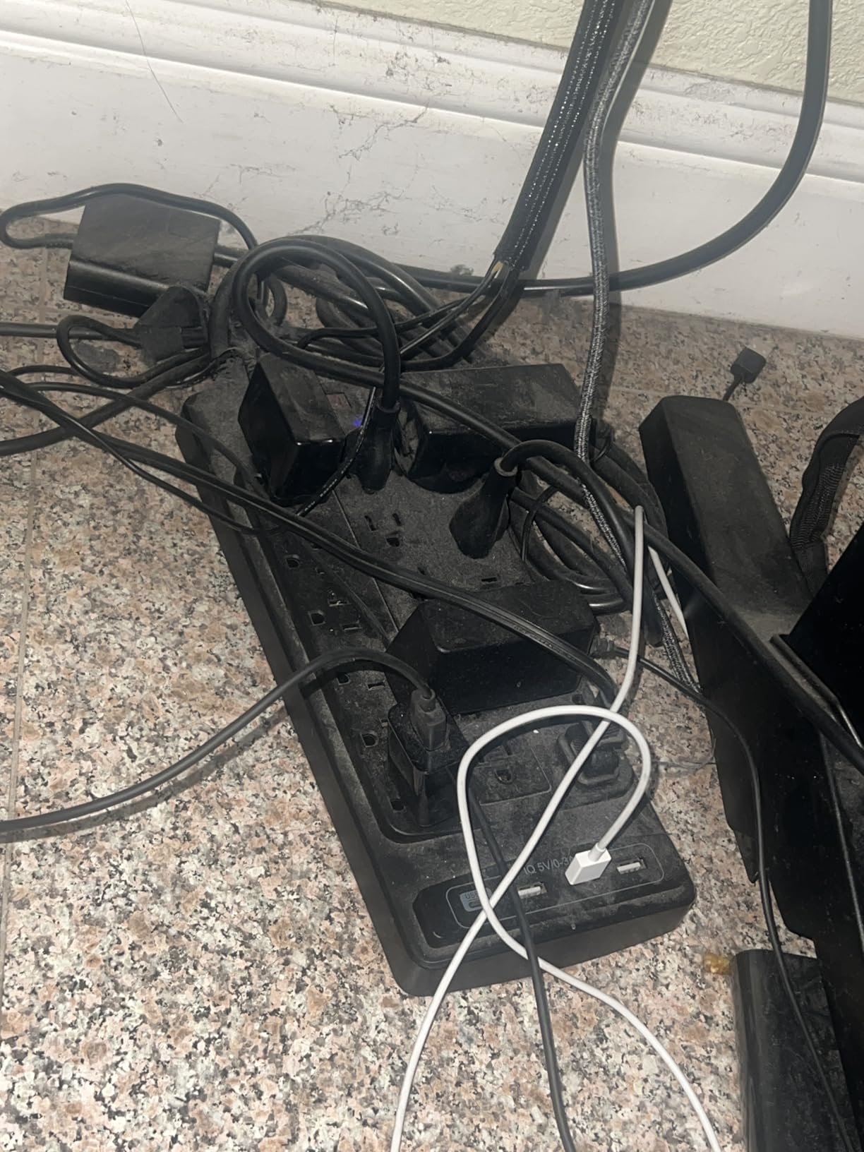 18 Outlets Surge Protector Power Strip - 6 Feet Flat Plug Heavy Duty Extension Cord with 18 Widely Outlets and 4 USB Ports, 2100 Joules, Black, ETL Listed - Customer Photo 1