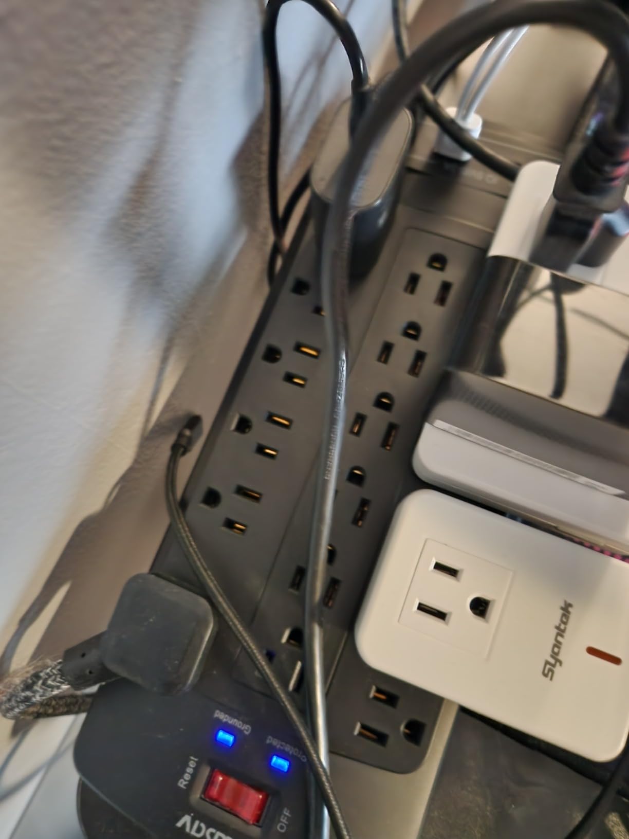 18 Outlets Surge Protector Power Strip - 6 Feet Flat Plug Heavy Duty Extension Cord with 18 Widely Outlets and 4 USB Ports, 2100 Joules, Black, ETL Listed - Customer Photo 4