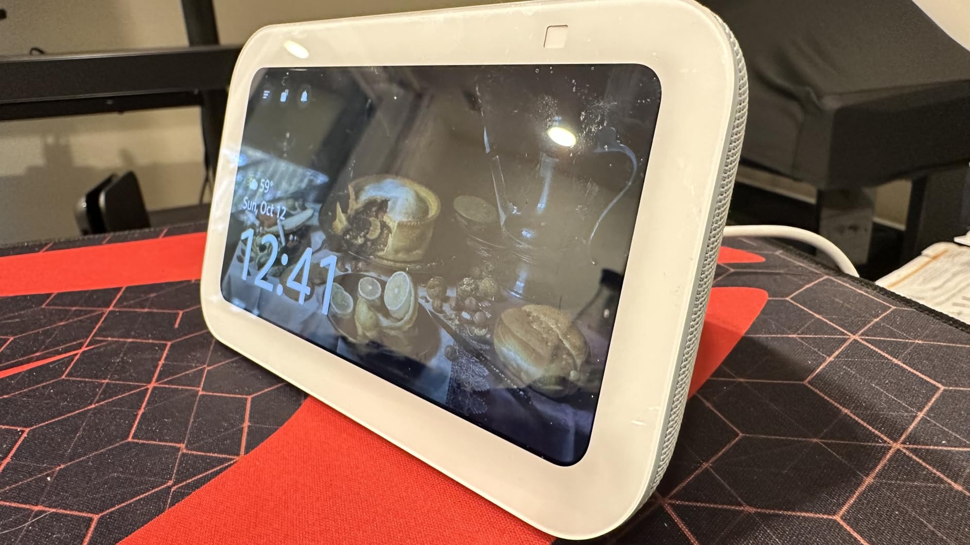 Amazon Echo Show 5 (newest model), Smart display with 2x the bass and clearer sound, Glacier White - Customer Photo 1