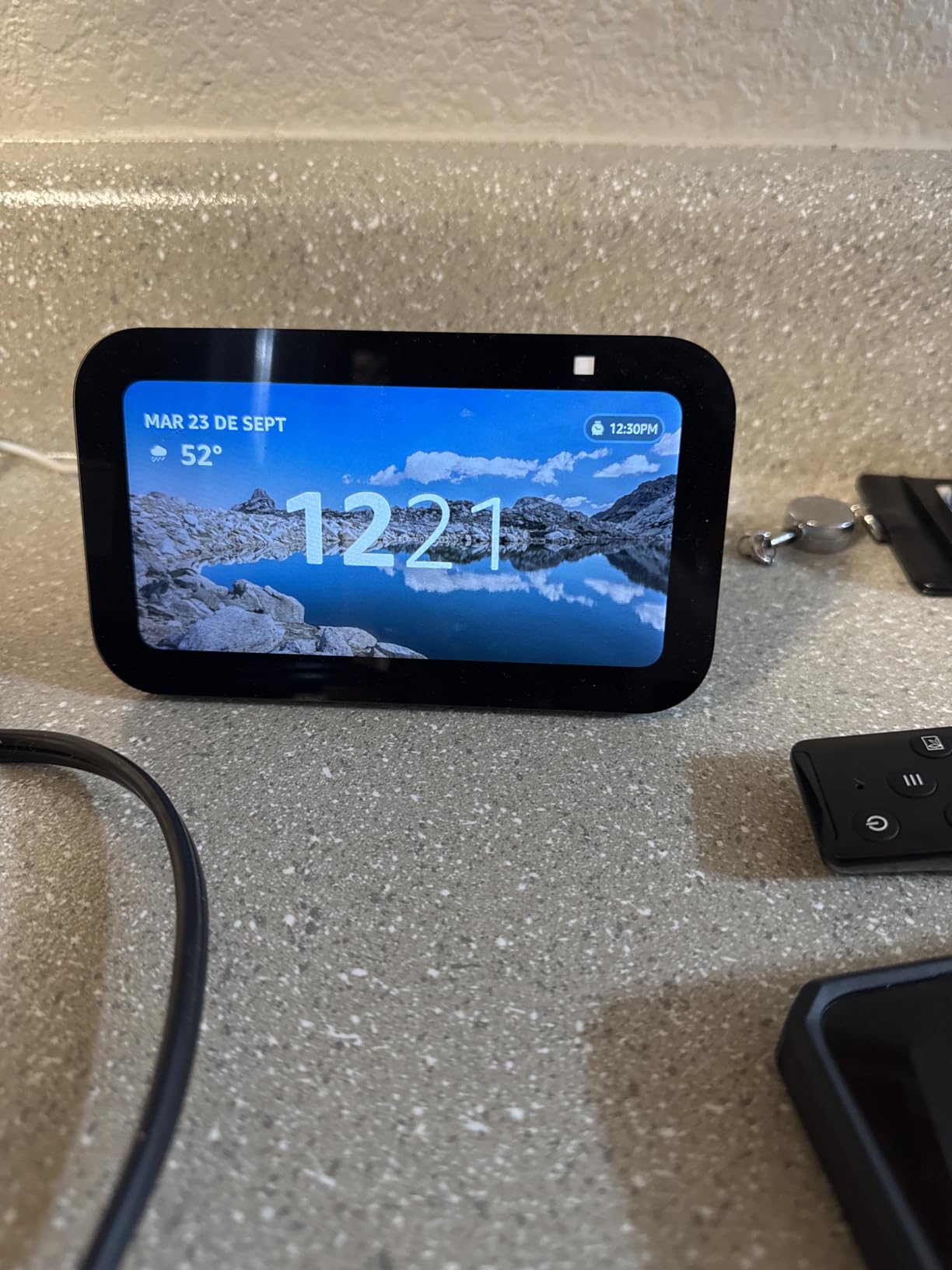 Amazon Echo Show 5, Smart display with 2x the bass and clearer sound, Charcoal - Customer Photo 2