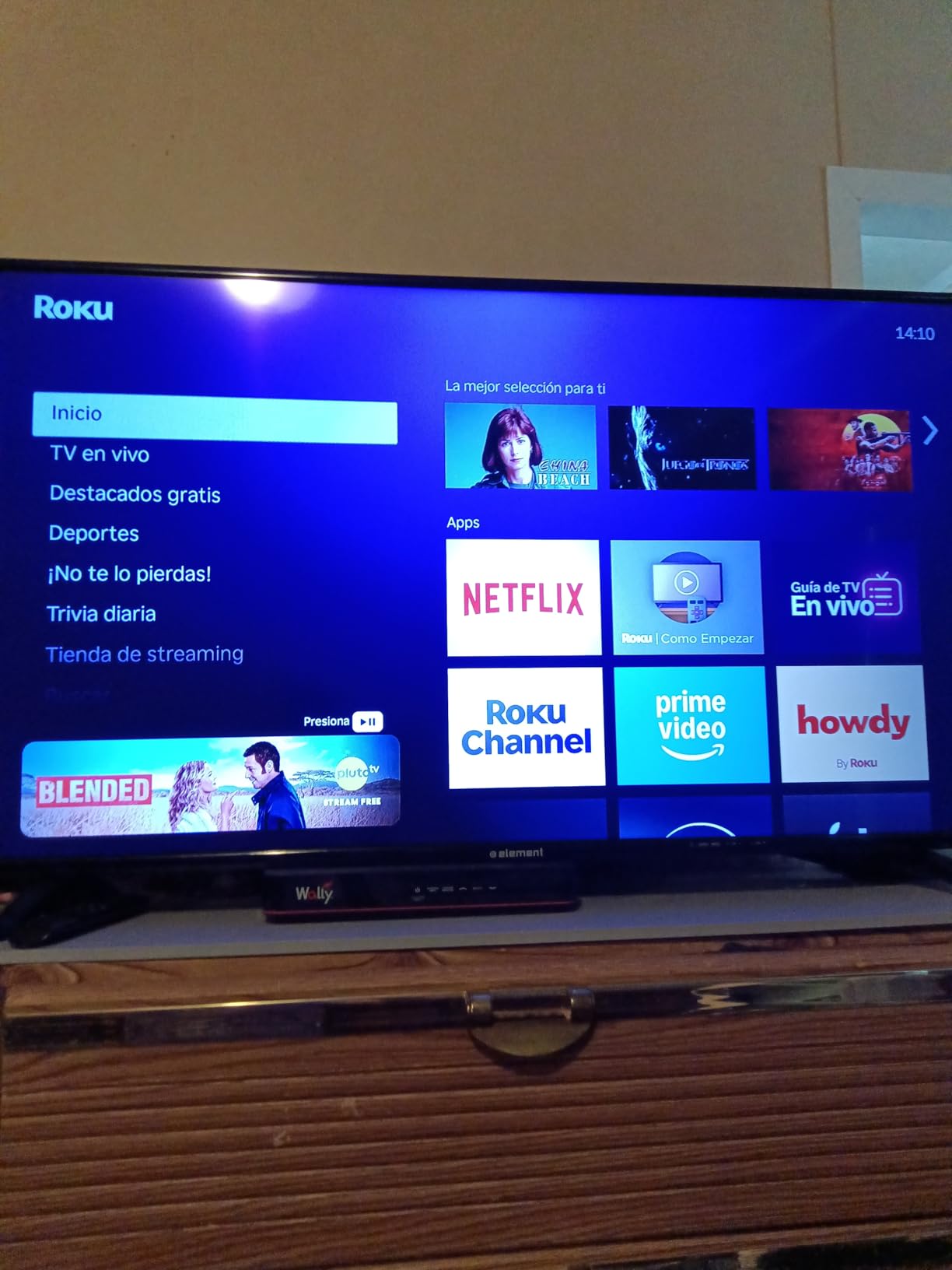 Streaming Stick 4K - HDR & Dolby Vision Roku Streaming Device for TV with Voice Remote & Long-Range Wi-Fi - Free & Live TV - Customer Photo 1