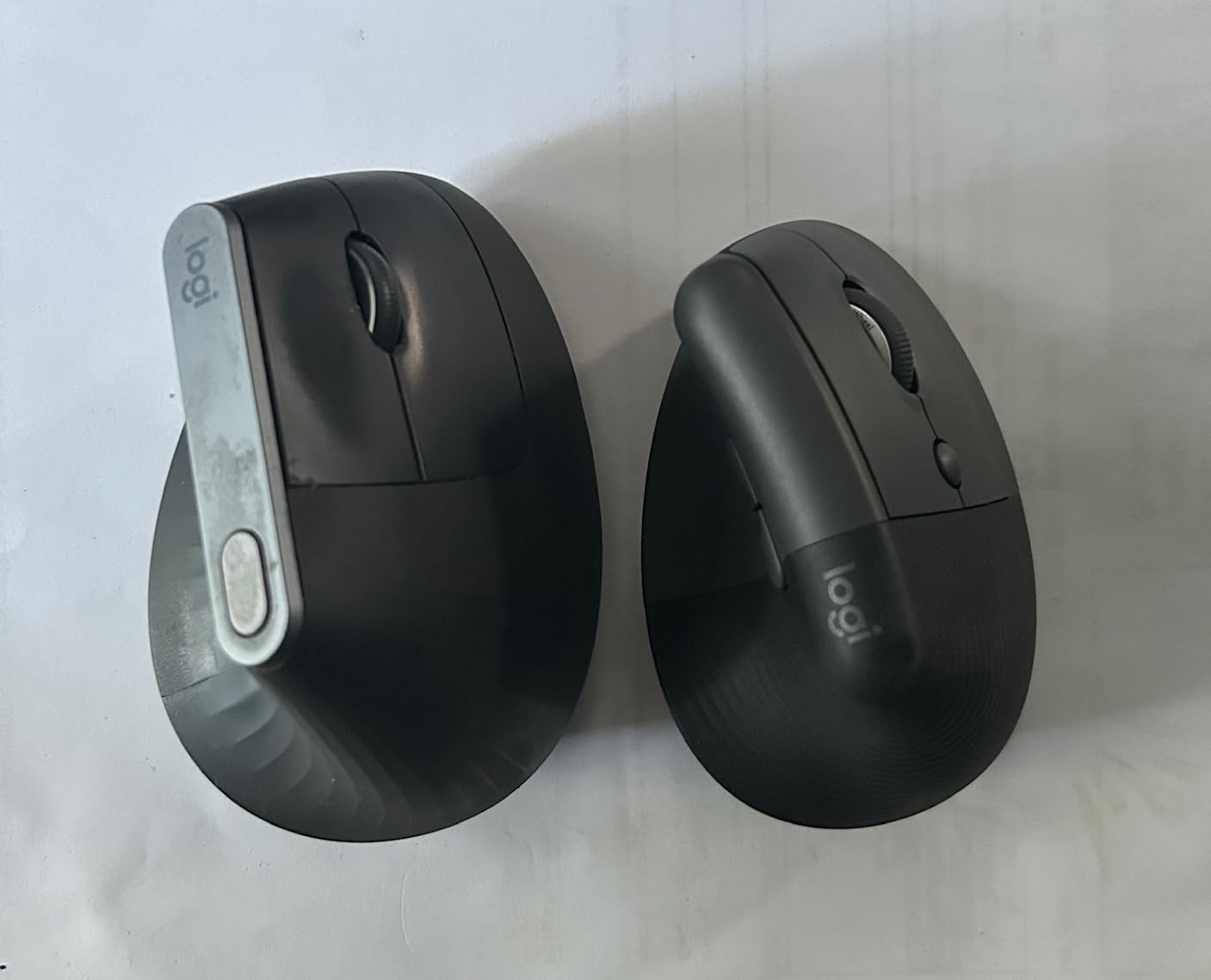 Logitech Lift Vertical Ergonomic Mouse, Wireless Bluetooth or USB Receiver, Quiet Clicks, 4 Buttons, Right Hand Wireless Mouse, Windows/macOS/iPadOS, Laptop, PC - Graphite - Customer Photo 2