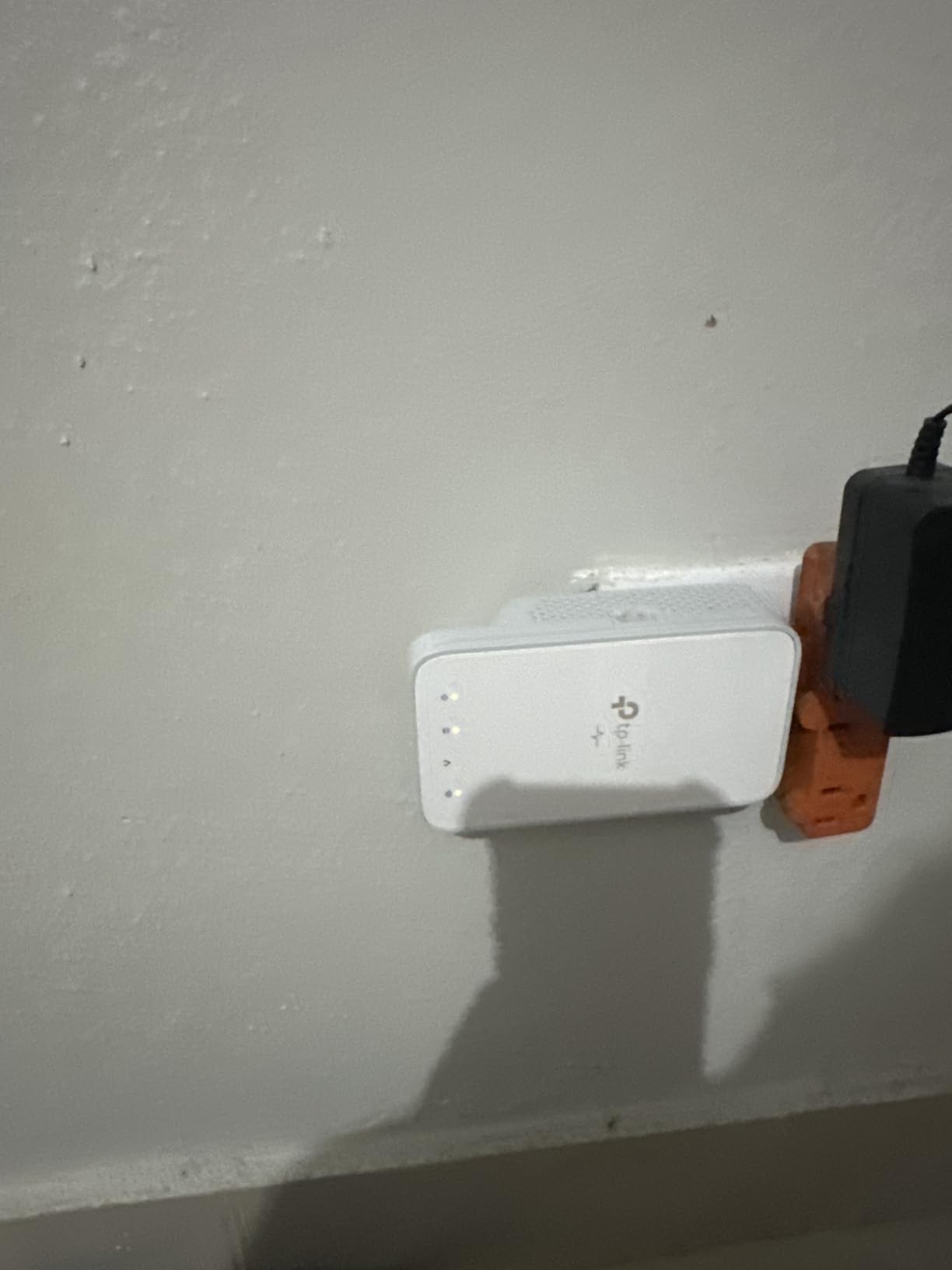 TP-Link Powerline WiFi Extender TL-WPA7617 KIT - Includes AV1000 Powerline Ethernet Network Adapter and AC1200 Dual Band Extender, Gigabit Port, Passthrough, OneMesh, Ethernet Over Power, Plug & Play - Customer Photo 1