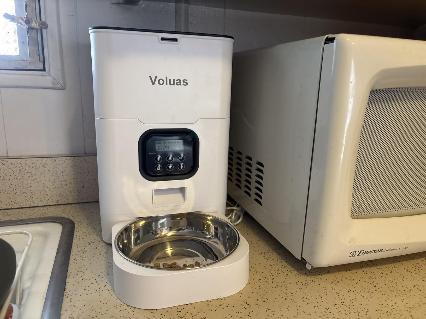 VOLUAS Automatic Cat Feeders - Timed Pet Feeder for Cats and Dogs with Dry Food Dispenser, Desiccant Bag, Programmable Portion Control, 4 Daily Meals, 10s Voice Recorder - Customer Photo 1