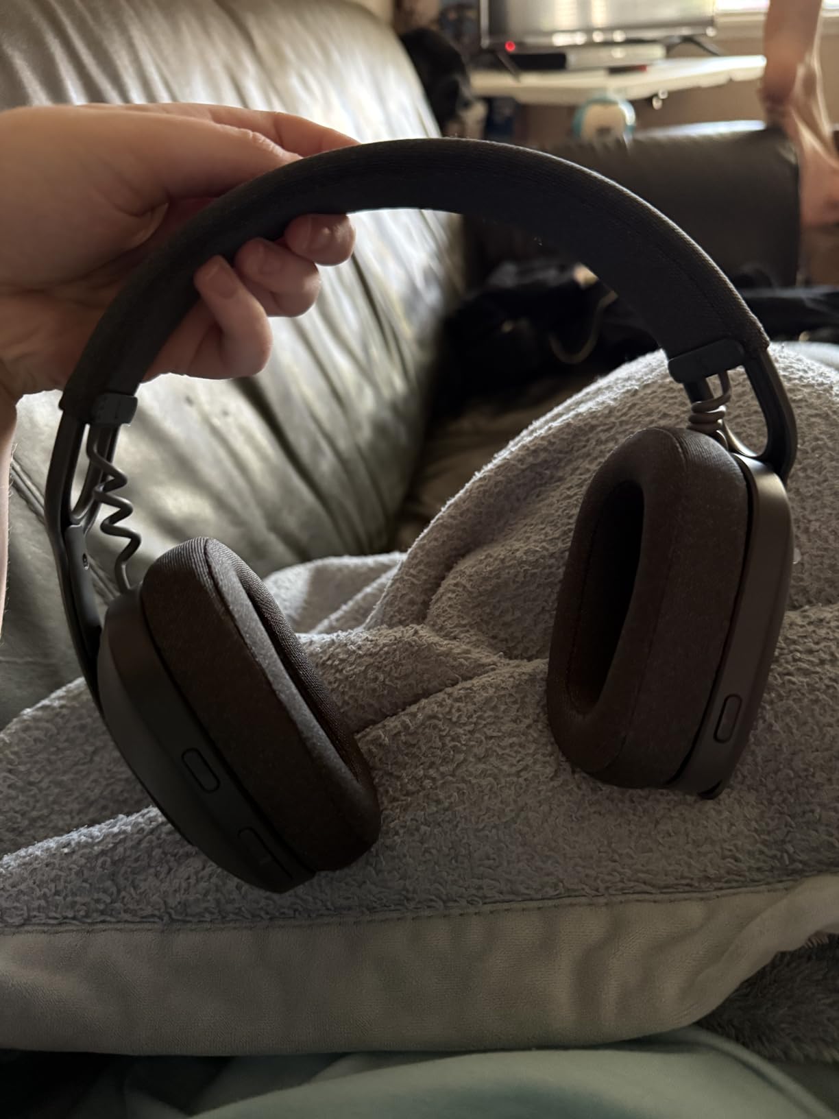 Logitech Zone Vibe 100 Lightweight Wireless Over Ear Headphones with Noise Canceling Microphone, Advanced Multipoint Bluetooth Headset, Works with Teams, Google Meet, Zoom, Mac/PC - Graphite Customer Review Logitech Zone Vibe 100 Lightweight Wireless Over Ear Headphones with Noise Canceling Microphone, Advanced Multipoint Bluetooth Headset, Works with Teams, Google Meet, Zoom, Mac/PC - Graphite - Customer Photo 1