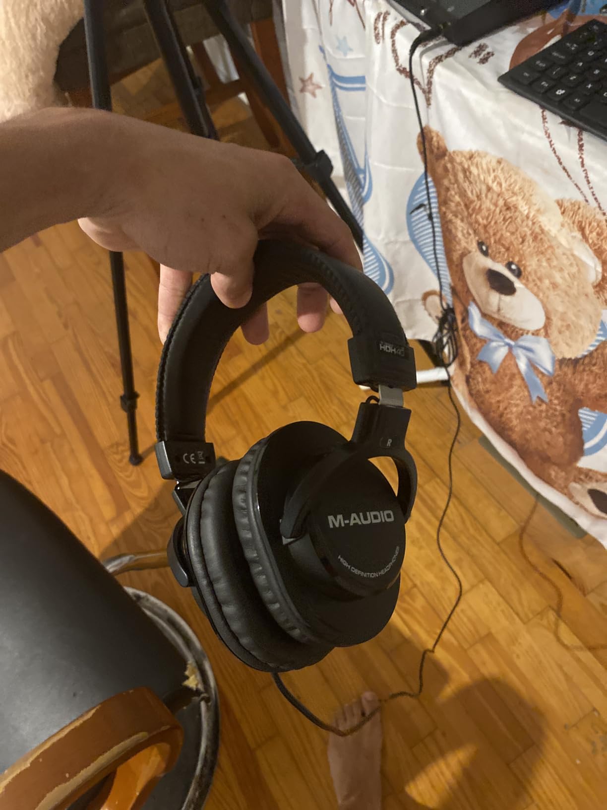 M-Audio HDH40 – Over Ear Studio Headphones with Closed Back Design, Flexible Headband and 2.7m Cable for Studio Monitoring, Podcasting and Recording - Black - Customer Photo 1